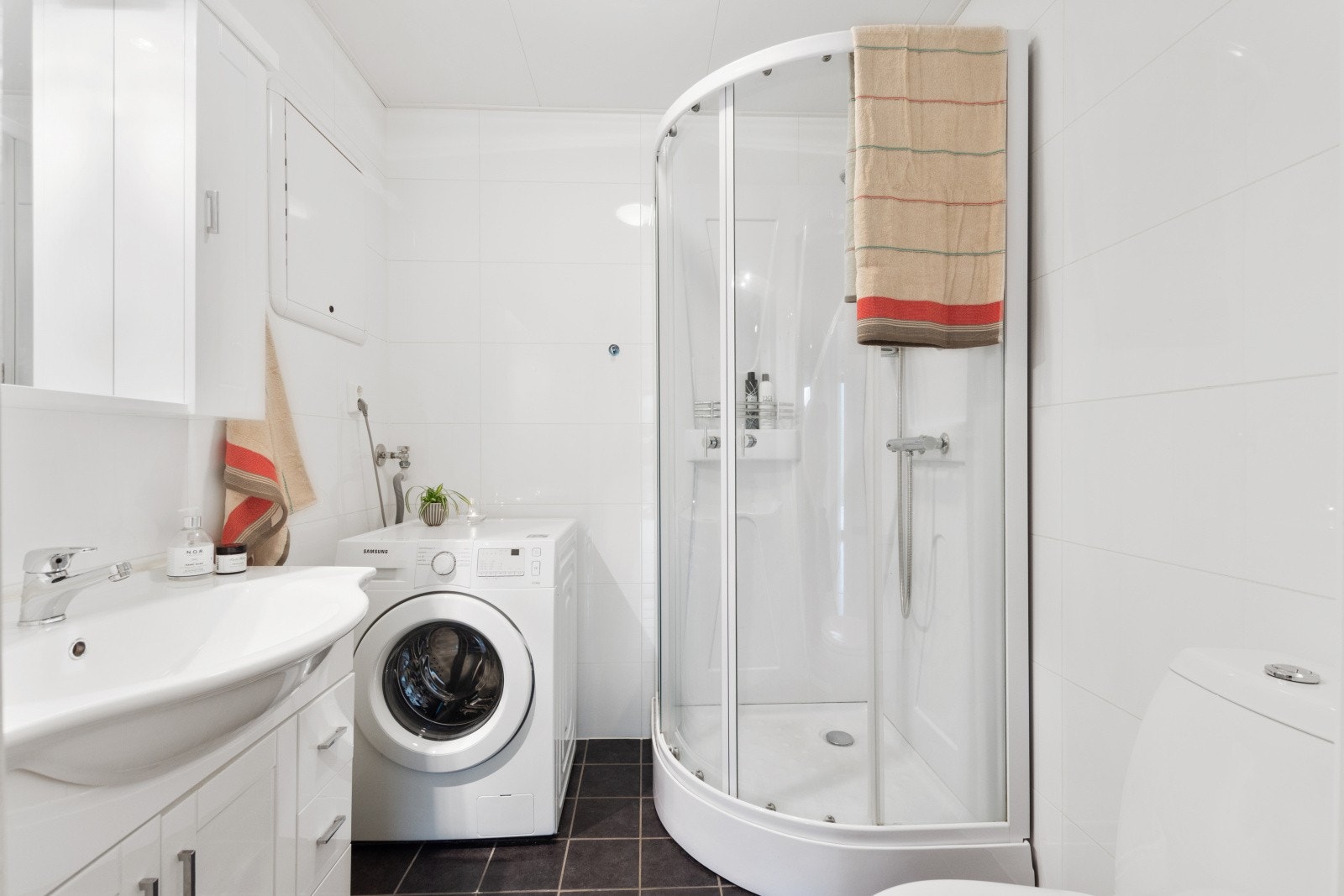 Det ca. 3,5m² store badet er stilrent innredet med fliser på både vegger og gulv. Galleribilde