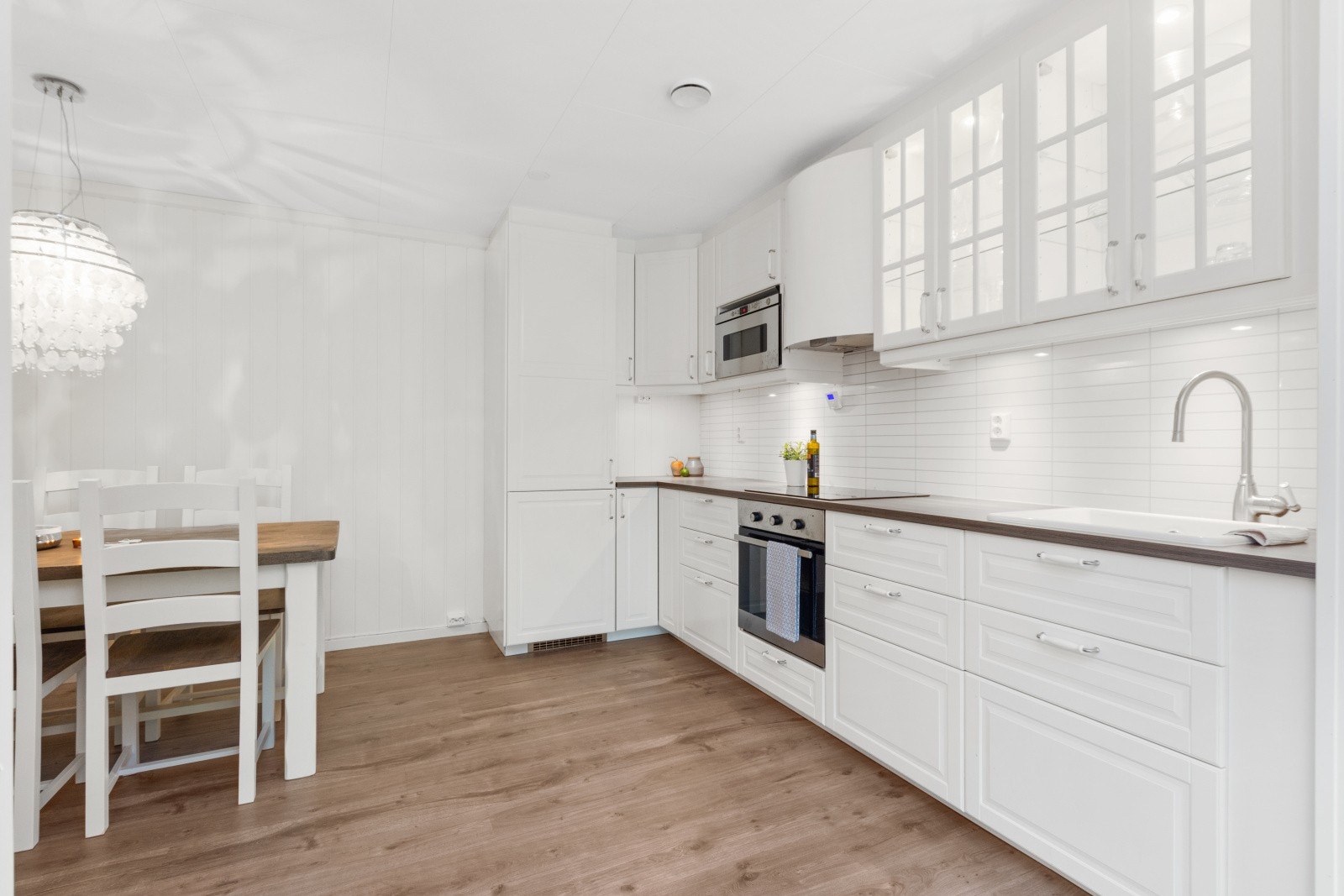 Av hvitevarer har kjøkkenet integrert platetopp, stekeovn, oppvaskmaskin og mikrobølgeovn. Galleribilde