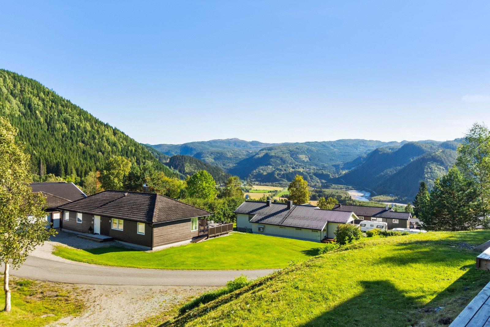 Det er gode solforhold på eiendommen, så på terrassen kan man virkelig nyte varme dager til fulle. Galleribilde