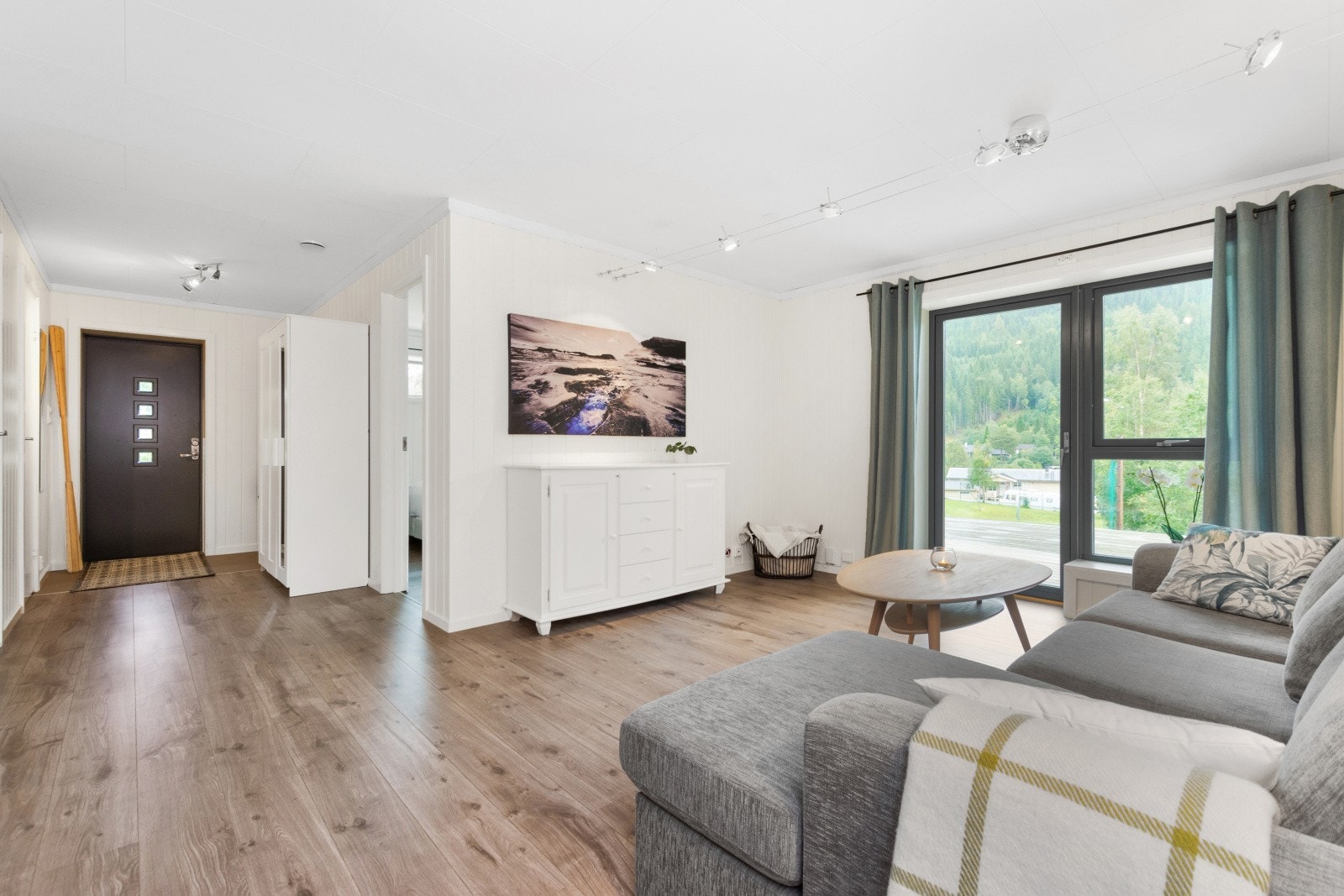 Stuen er innbydende med et areal på ca. 17 kvm, og her er det god plass til en stor sofagruppe. Galleribilde