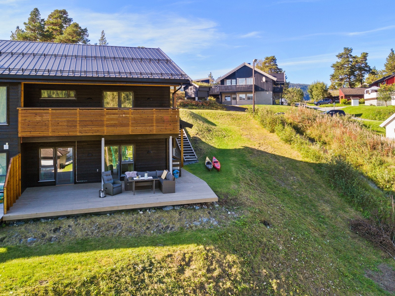Mot naboen er det montert en levegg, og terrassen oppleves som et noe usjenert uterom. Galleribilde