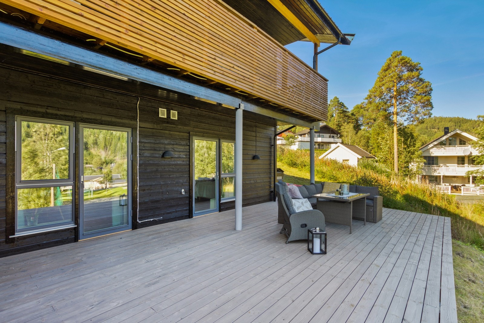 Terrassen har belysning og god plass til utemøbler for flere personer. Galleribilde