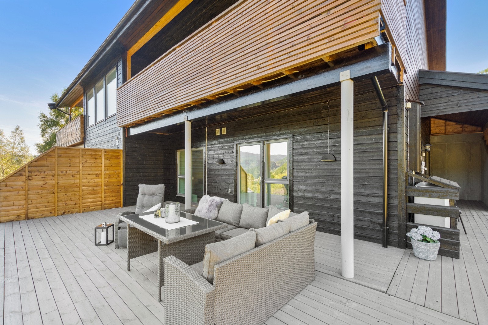 Her kan men enkelt innrede i ulike soner, og terrassen innbyr til store, sosiale sammenkomster. Galleribilde