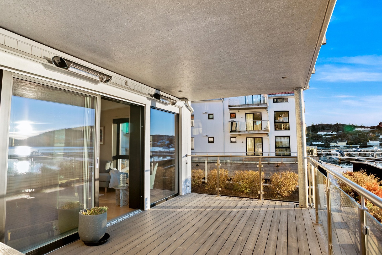 Stor, solrik terrasse med masse plass til ønsket møblering.