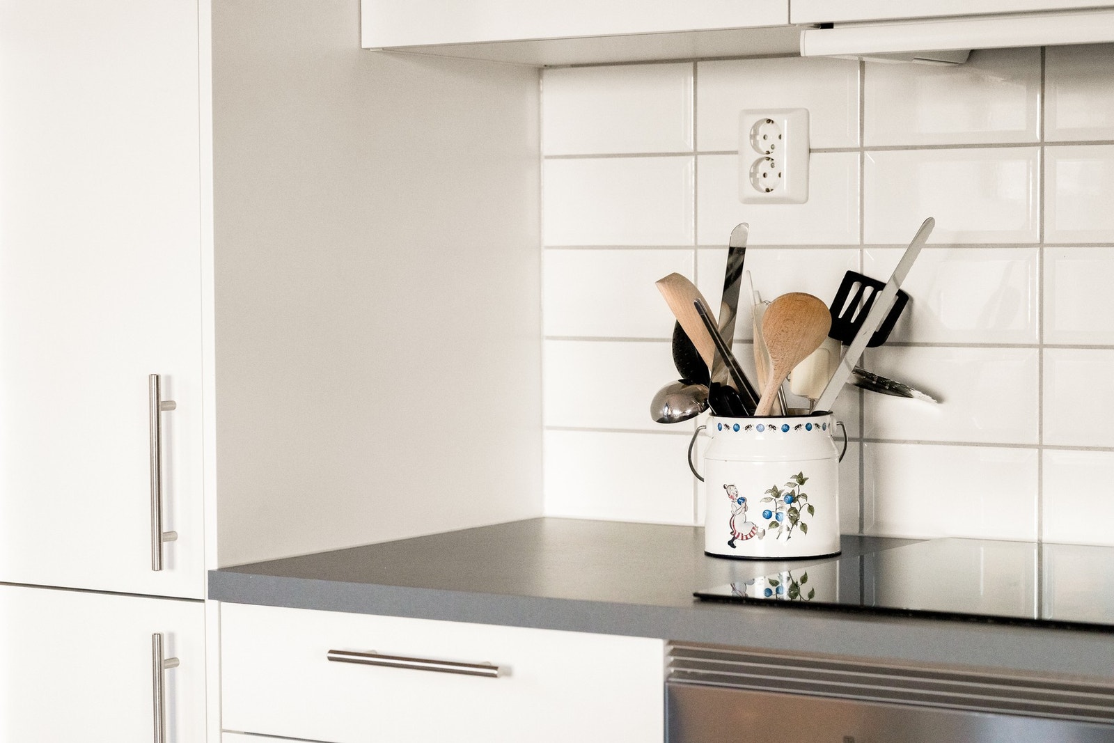 Kjøkkenet har en praktisk layout med folierte skrog og glatte fronter som gir et ryddig uttrykk.