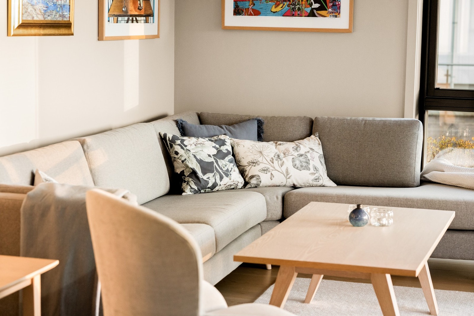 Naturlig lys slipper inn gjennom store vindusflater og skaper et luftig preg.