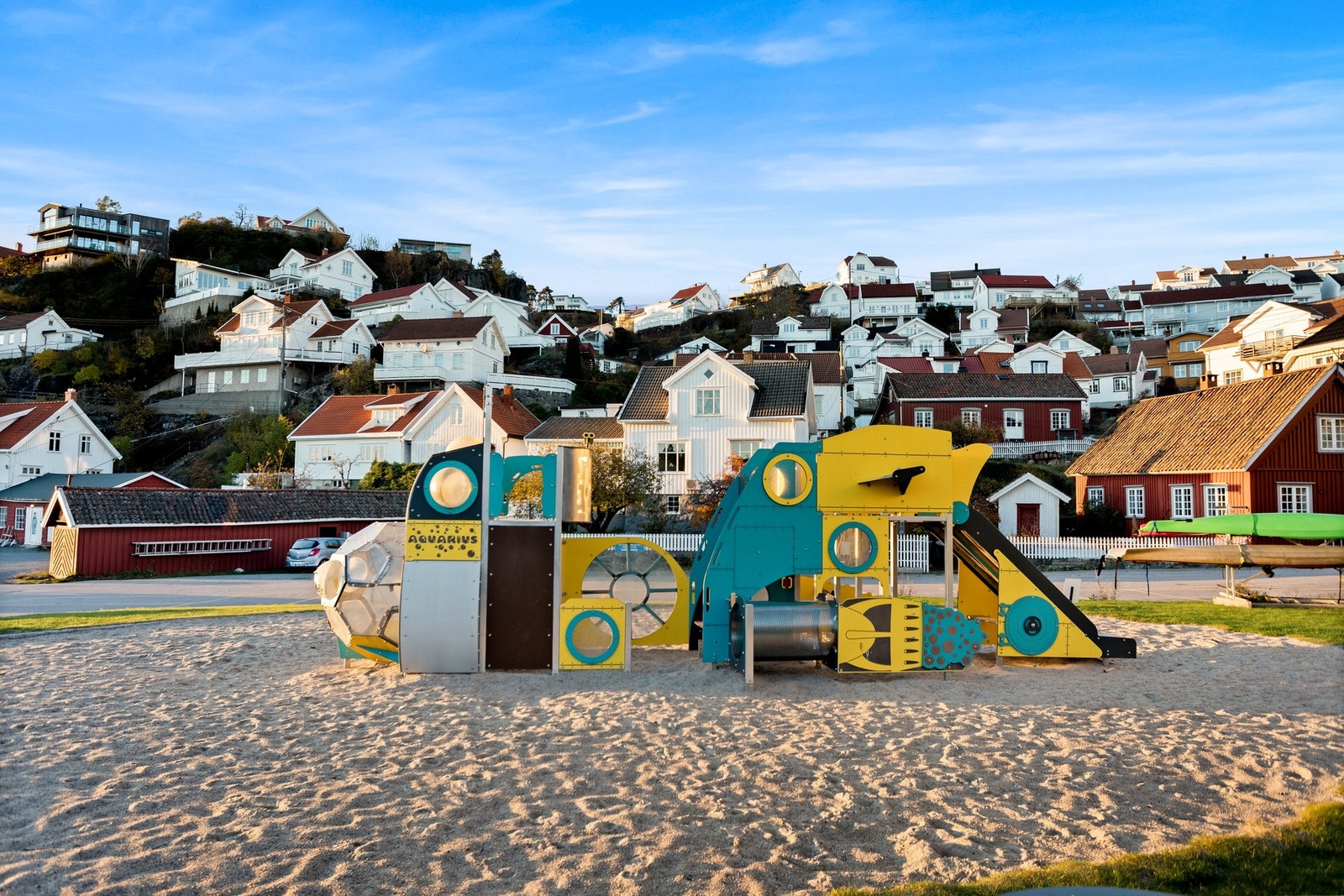 Fin lekeplass til de minste rett ved leiligheten!