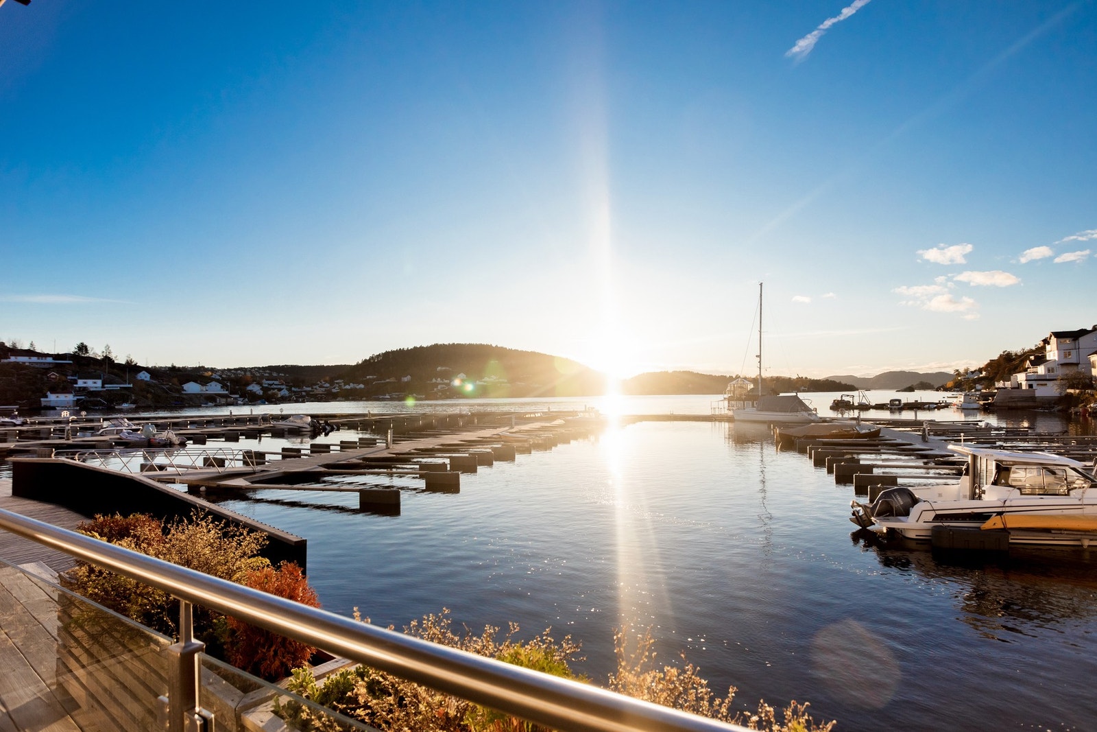 Kort vei til båtplassen, hvor man kan nyte sommeren ute i skjærgården!