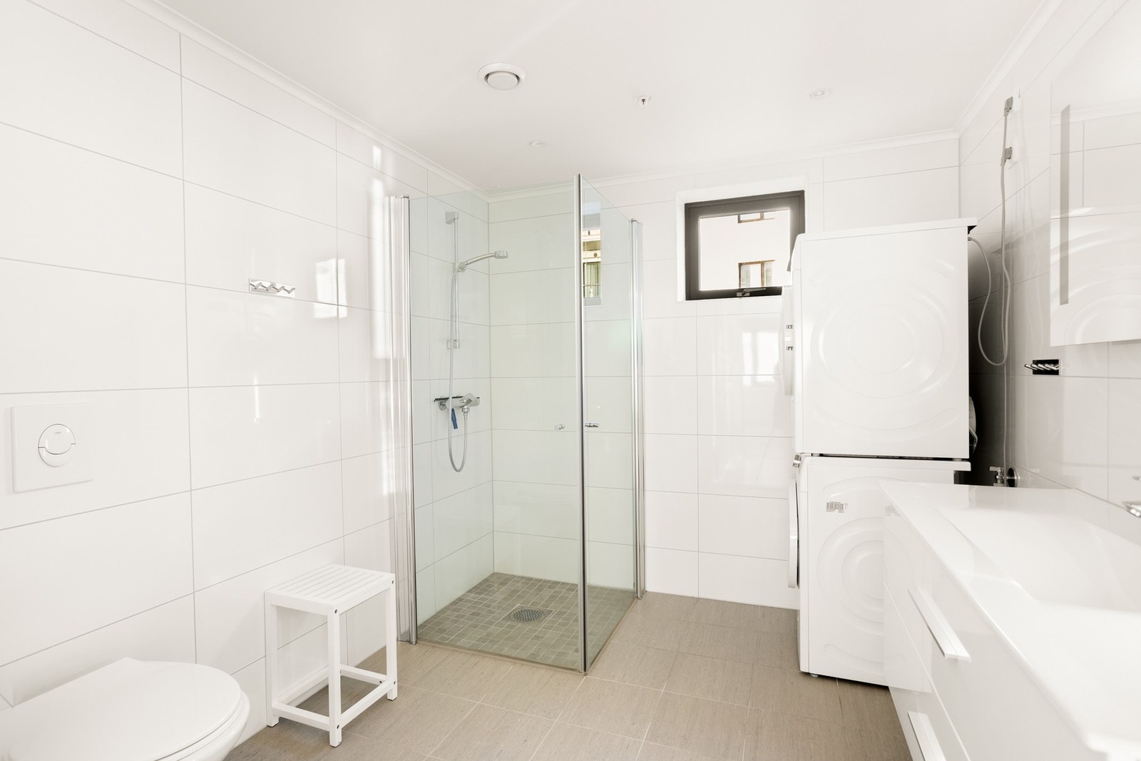 Begge rommene har hver sin vask med baderomsinnredning, dusjhjørne og vegghengt toalett. Dette badet har opplegg for vaskemaskin.