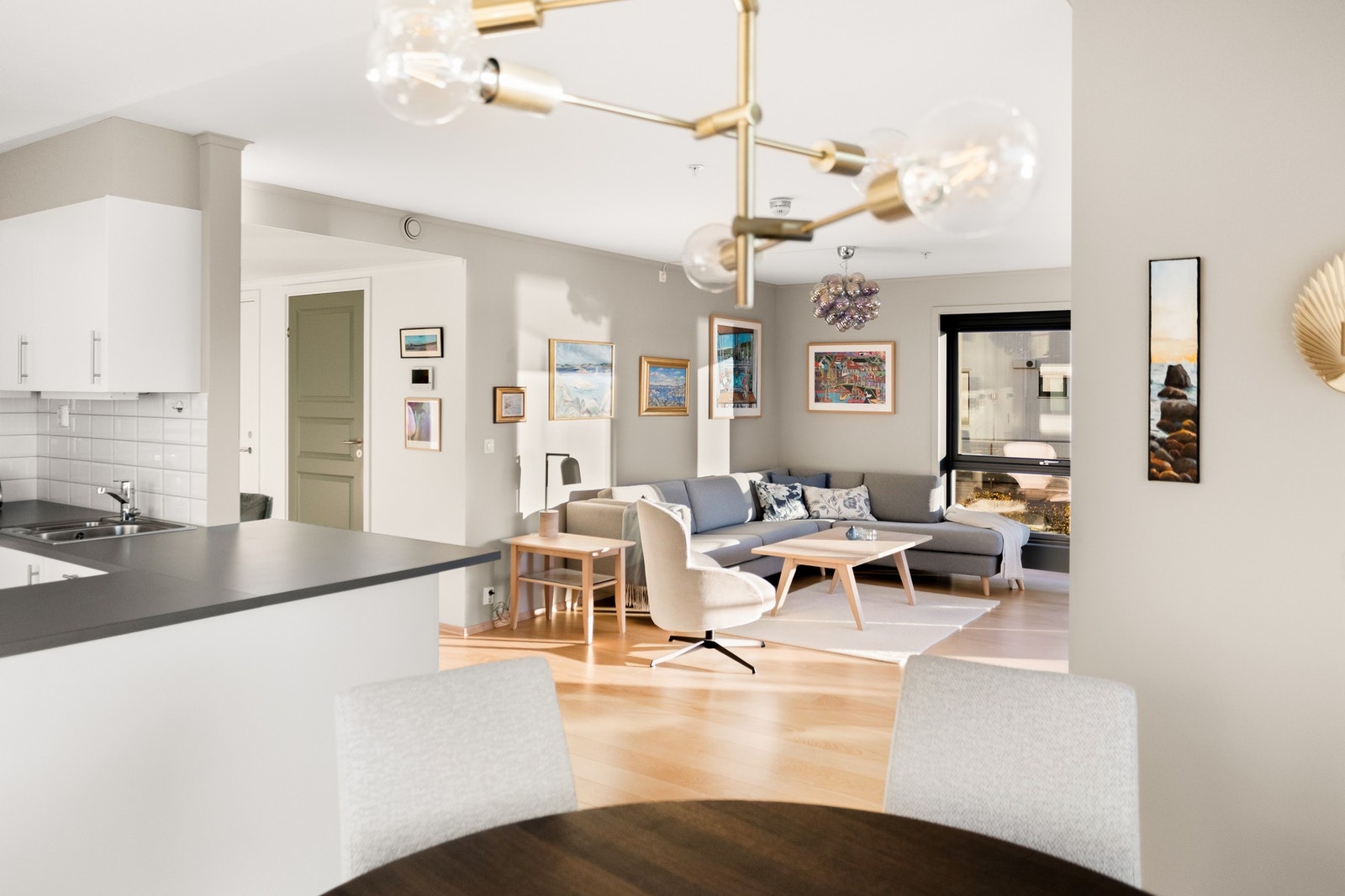 Det er tilstrekkelig plass til både spisebord og sittegruppe, noe som gjør det enkelt å kombinere ulike funksjoner i samme rom.