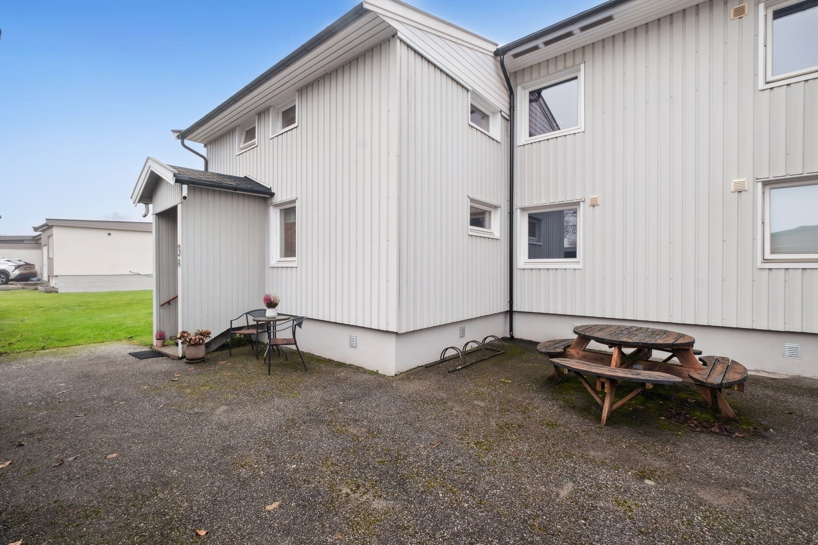 Leiligheten ligger i 2. etasje i et boligbygg med flere boenheter, oppført i 1962. Galleribilde