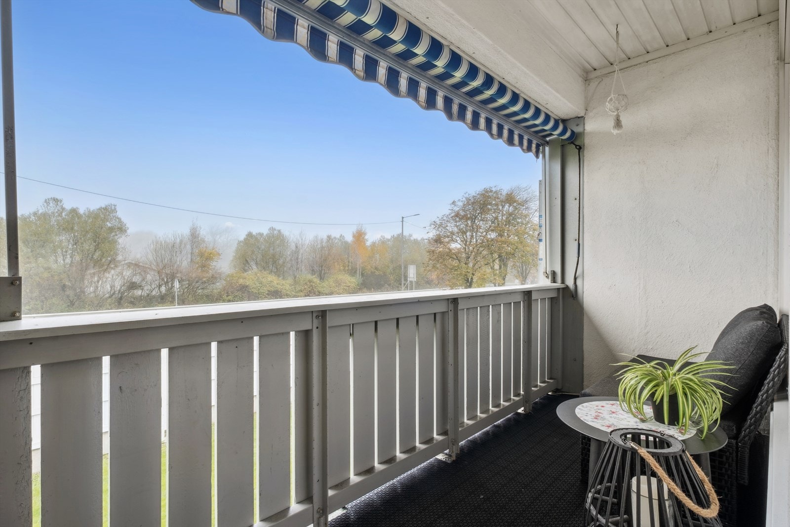 Vestvendt balkong med ettermiddags- og kveldssol. Galleribilde