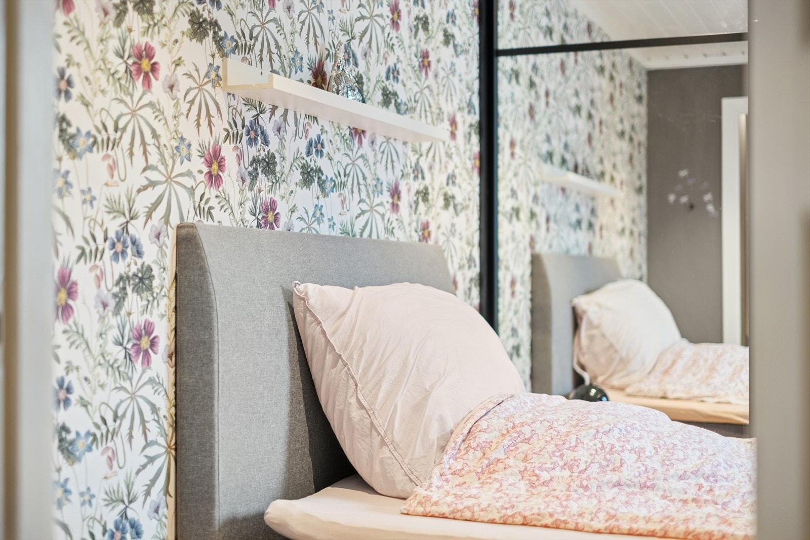 Ny og moderne skyvedørsgarderobe fra 2022/2023. Galleribilde