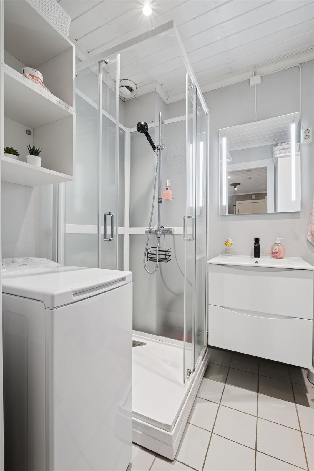 Baderom med malt mur på vegger og fliser på gulv. Galleribilde