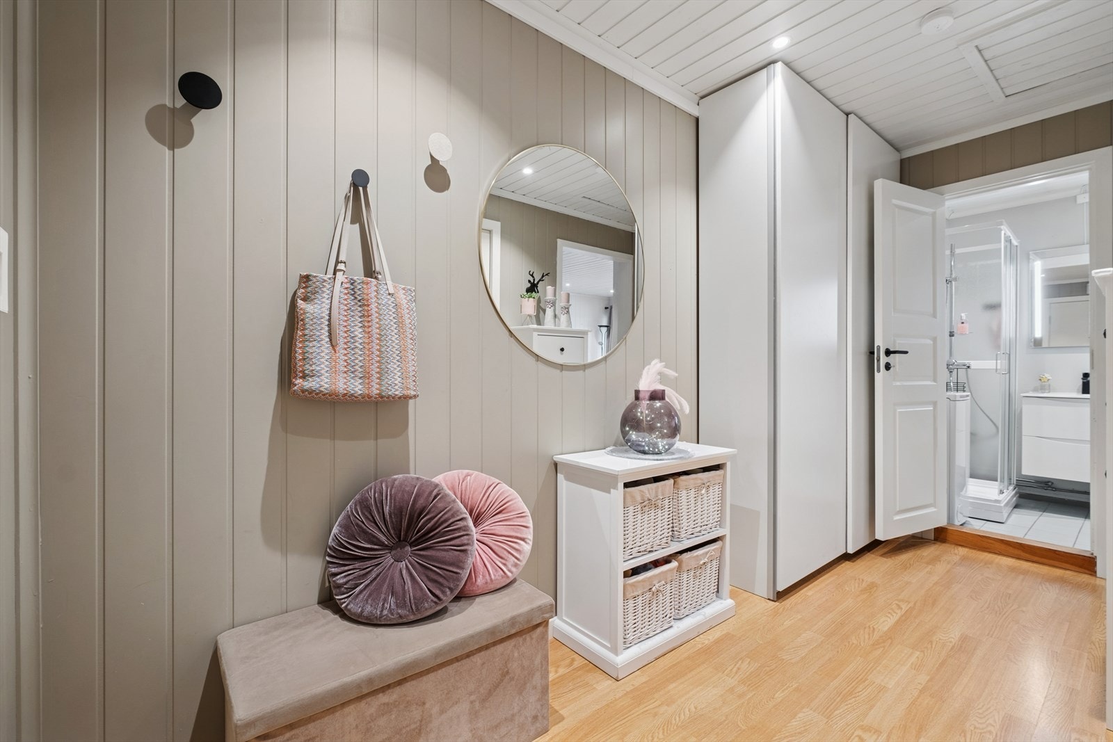 Innbydende entré med god plass til oppbevaring av yttertøy og sko. Galleribilde