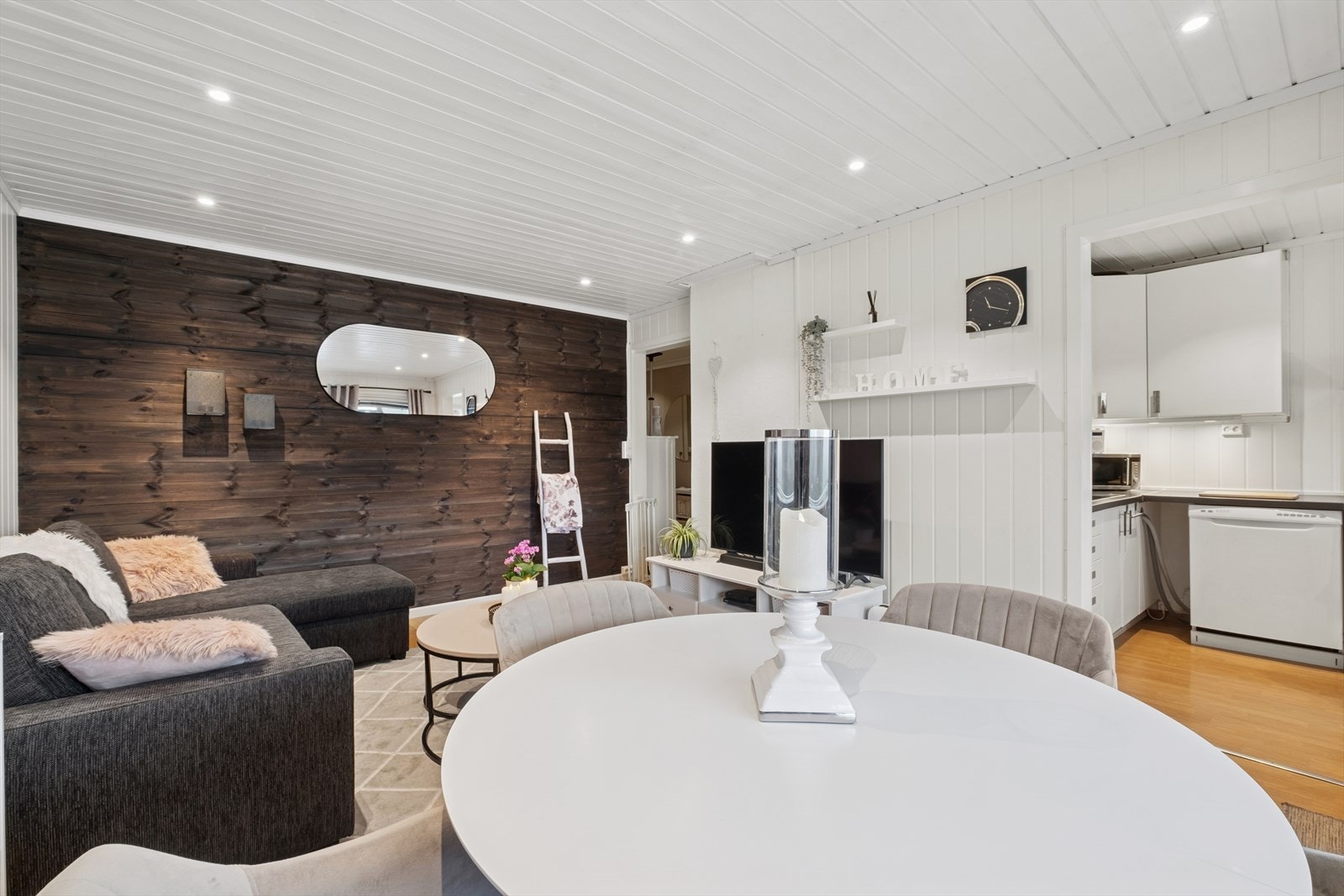 Her er det god plass til både sofagruppe og spisebord, og rommet innbyr til hyggelige sammenkomster med familie og venner. Galleribilde