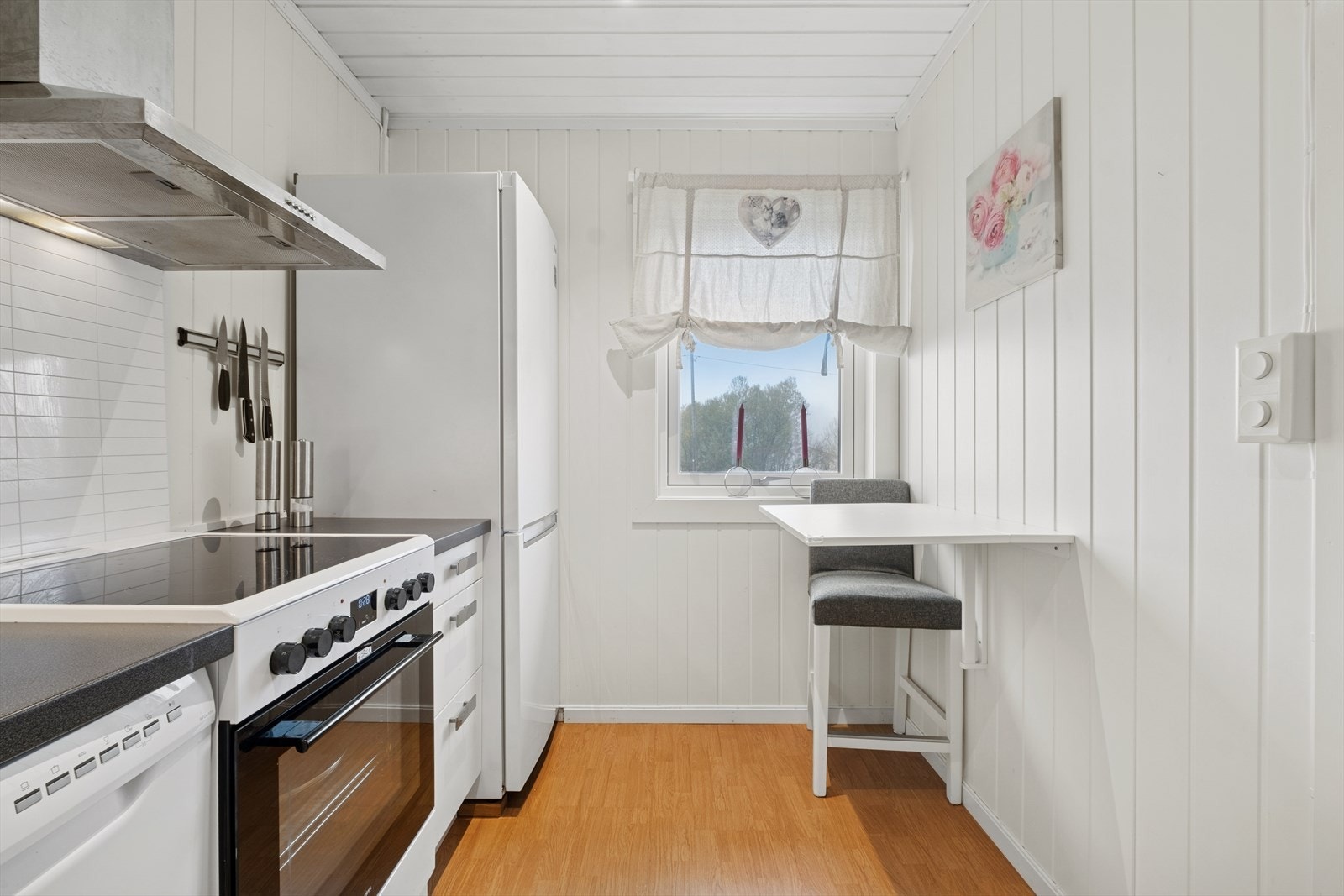 Kjøkken er utstyrt med kjøl/fryseskap, komfyr med platetopp, avtrekksvifte og oppvaskmaskin. Galleribilde