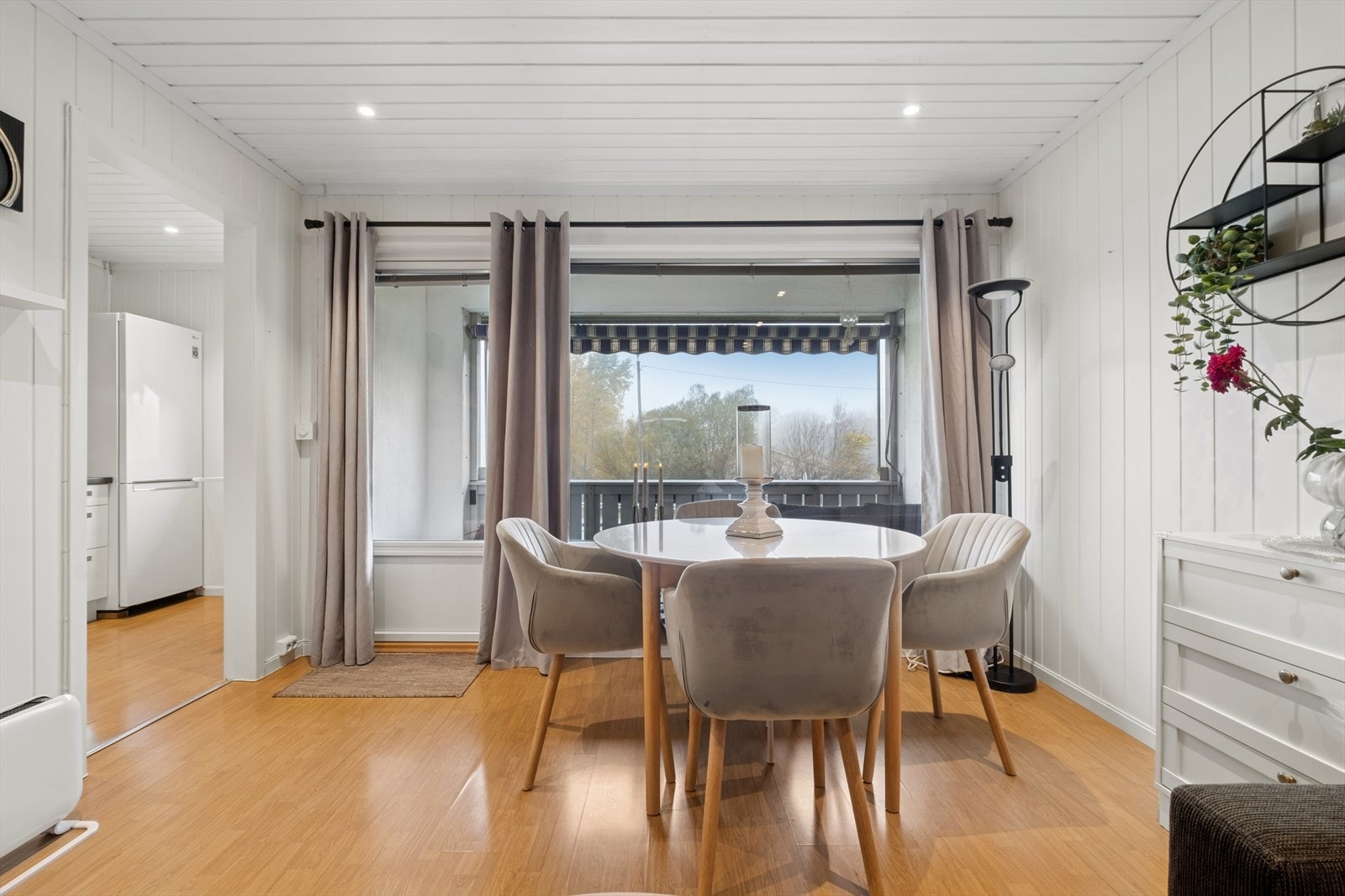 Vinduer og verandadør fra 2021 med god lydisolering. Galleribilde