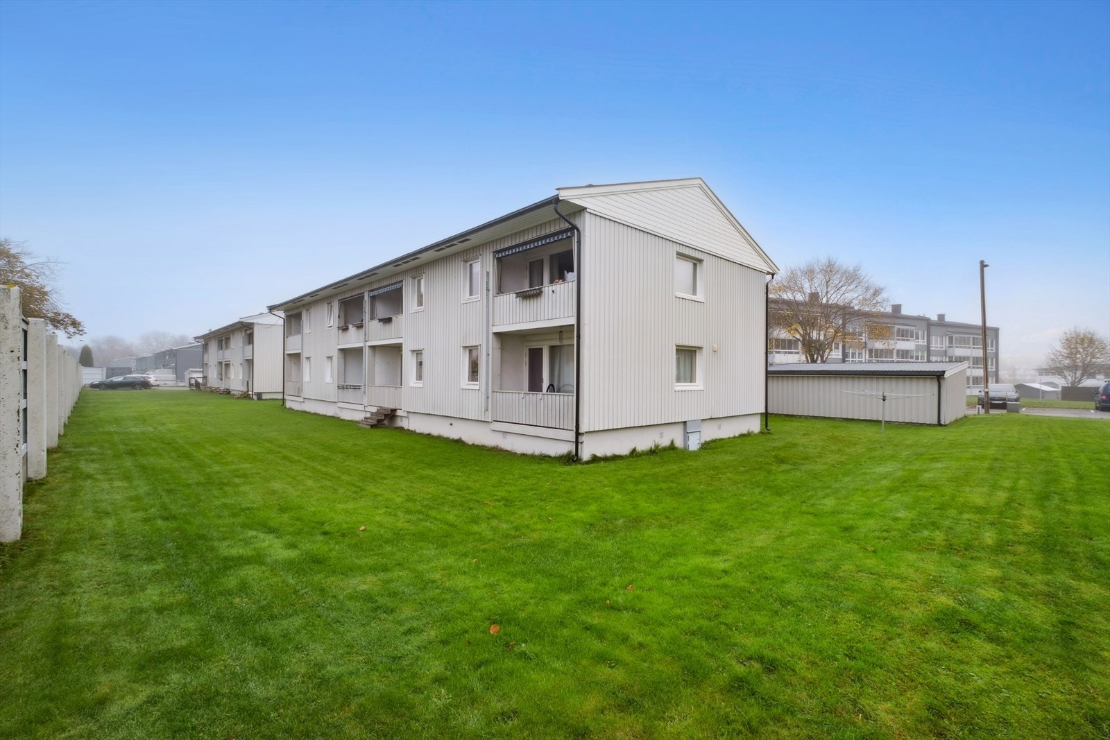 Her bor du sentralt med kort vei til skoler, barnehager, offentlig transport og daglige nødvendigheter. Galleribilde