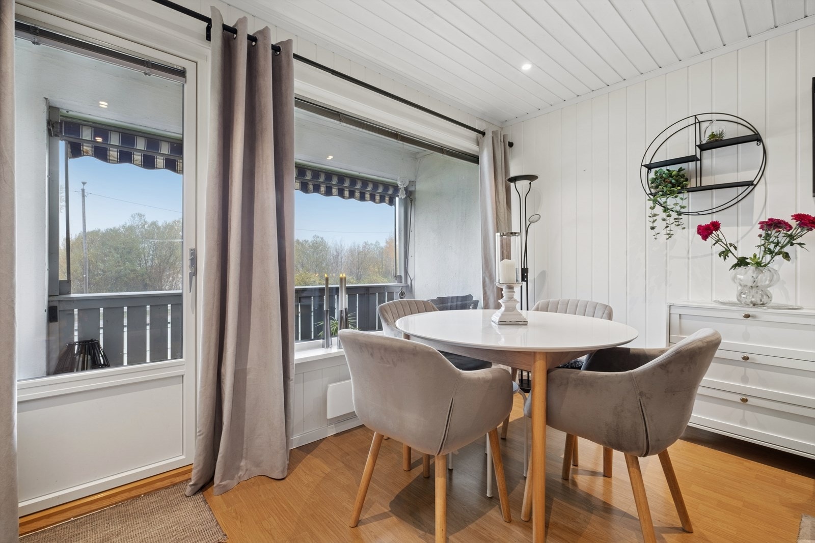 Fra stue er det utgang til vestvendt terrasse på ca. 4 m² med flott ettermiddags- og kveldssol. Galleribilde