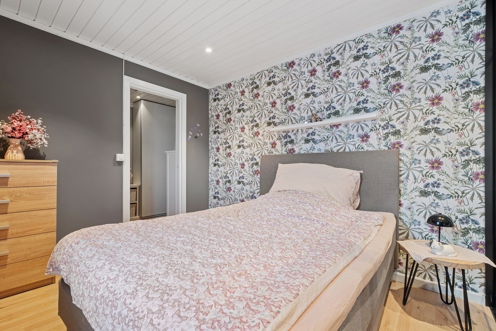 Soverom av god størrelse med plass til dobbeltseng, nattbord og annet ønsket møblement. Galleribilde