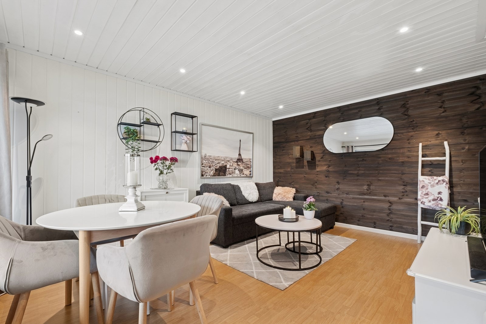 Lys og romslig stue med store vindusflater som gir rikelig med naturlig lys og en luftig atmosfære. Galleribilde