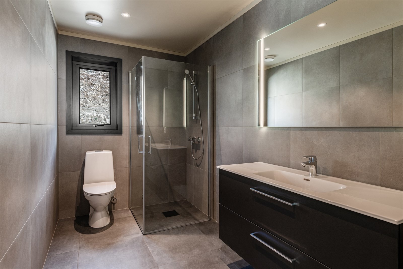 Bilde i fra bad i tilsvarende bolig. Forbehold: kan være gjort kunde tilpassende tilvalg ut over standard leveranse. Galleribilde