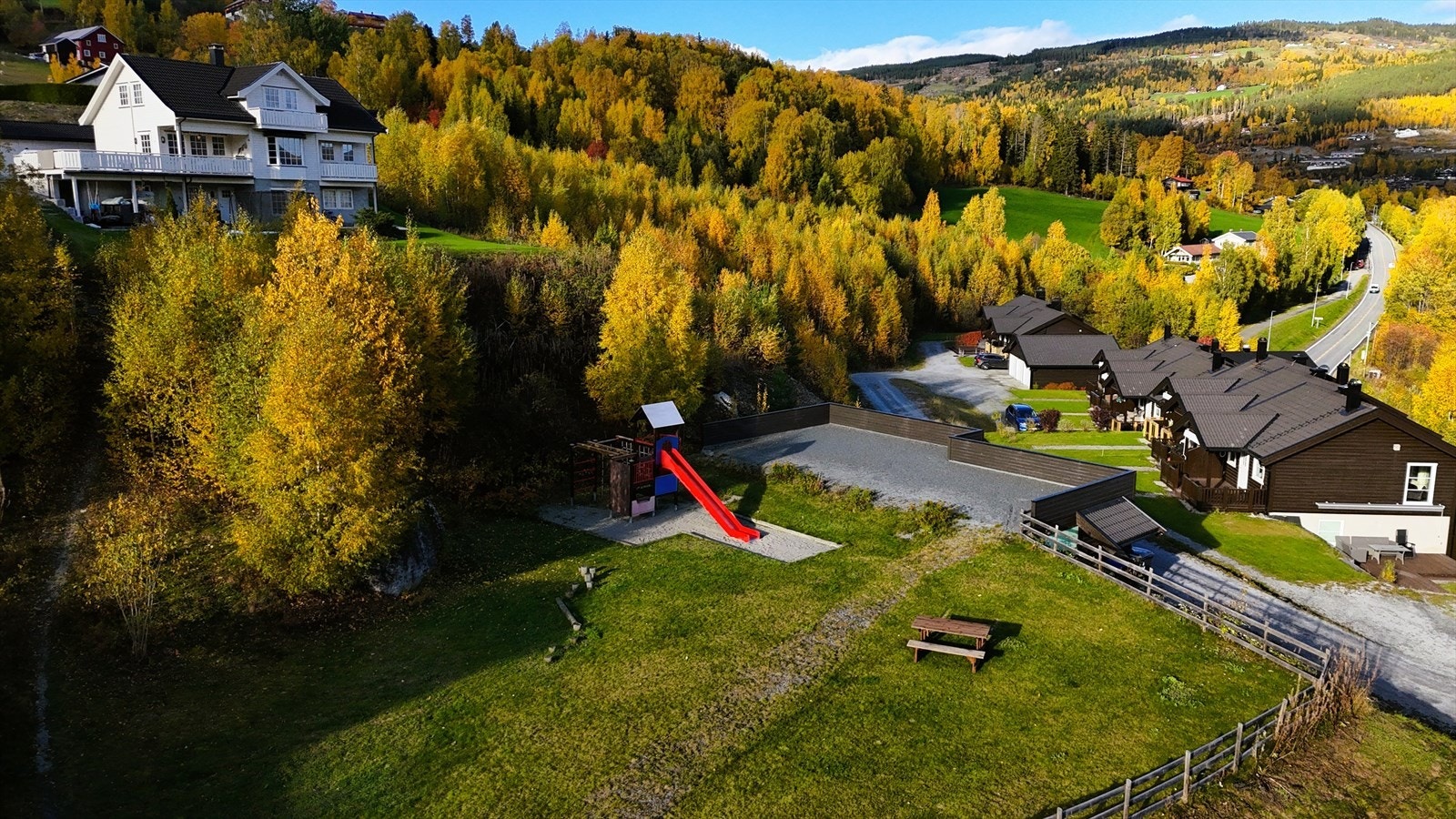 Lekeplass finner man i nærheten - i Golbergremmen Boligfelt. Galleribilde