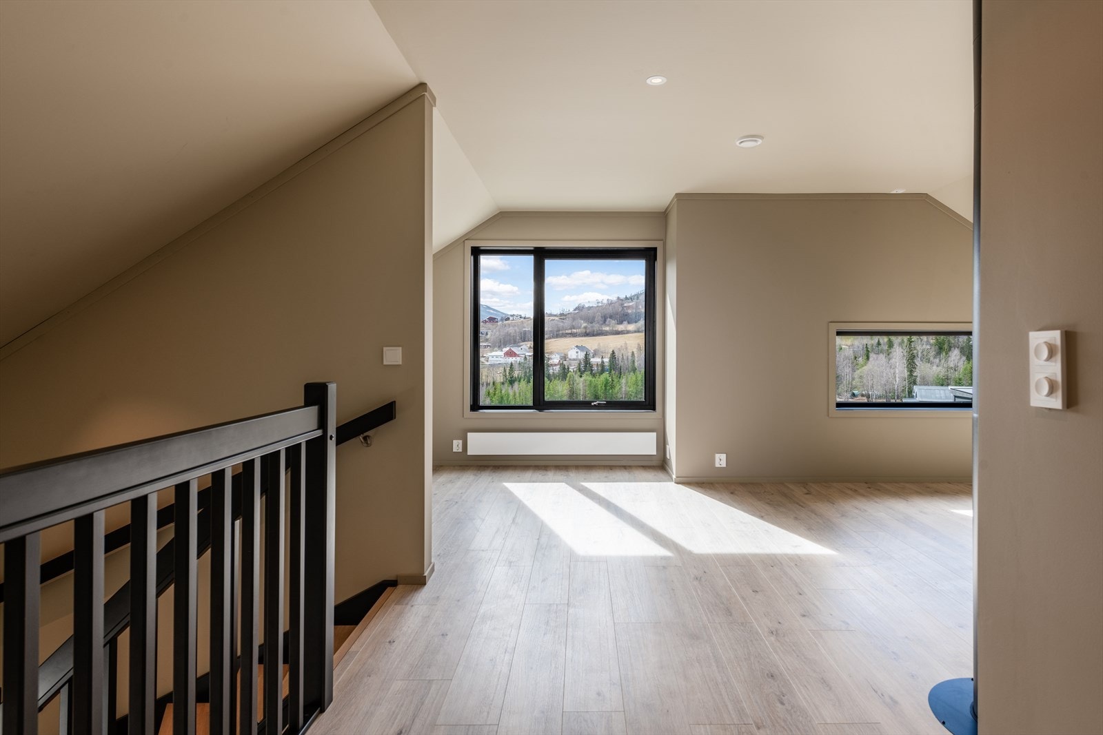 Illustrasjon fra tilsvarende bolig. Lys og luftig loftstue med svært god plass. Galleribilde