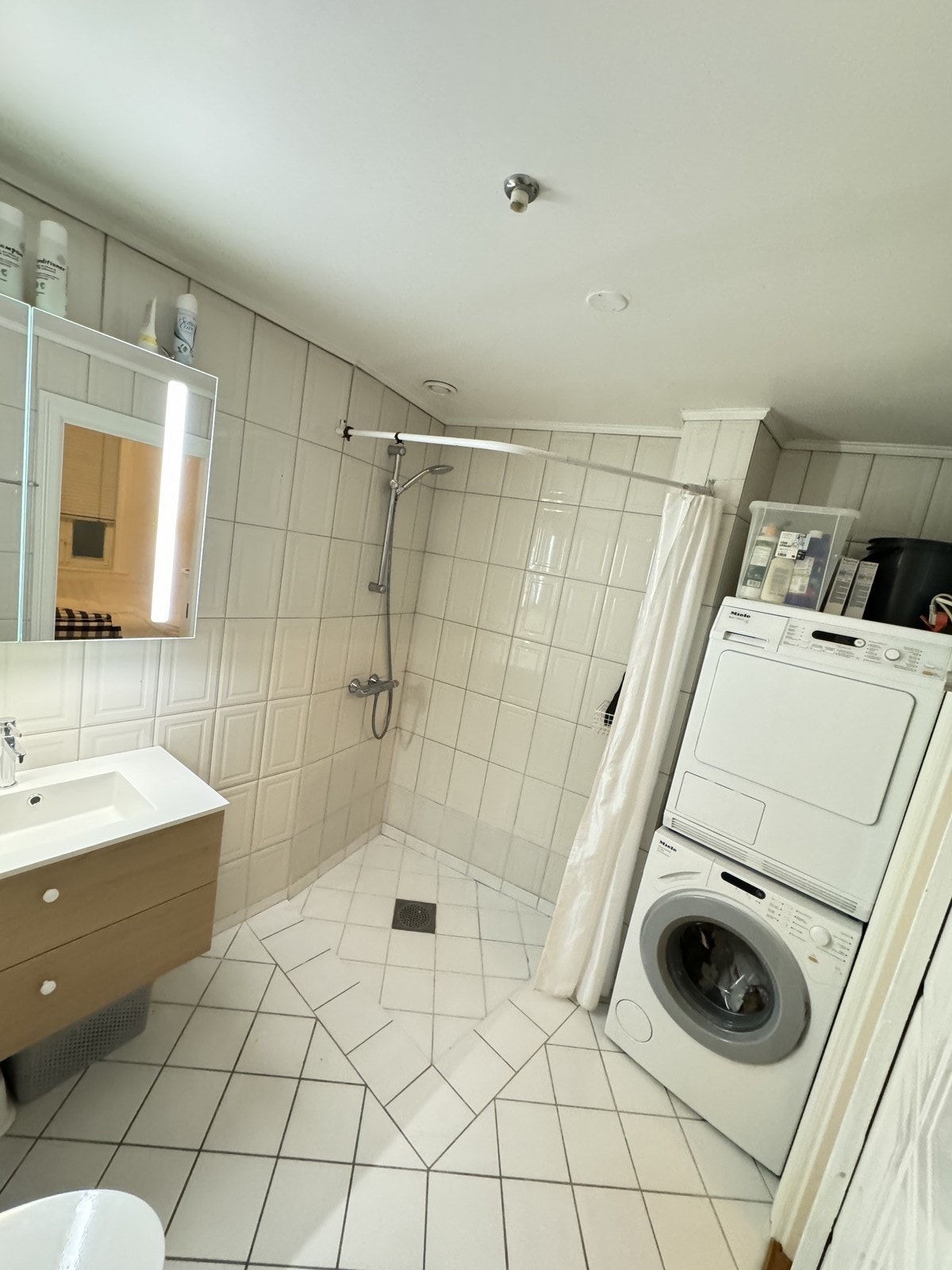 Stort flislagt bad. Vaskemaskin og tørketrommel følger med. Galleribilde