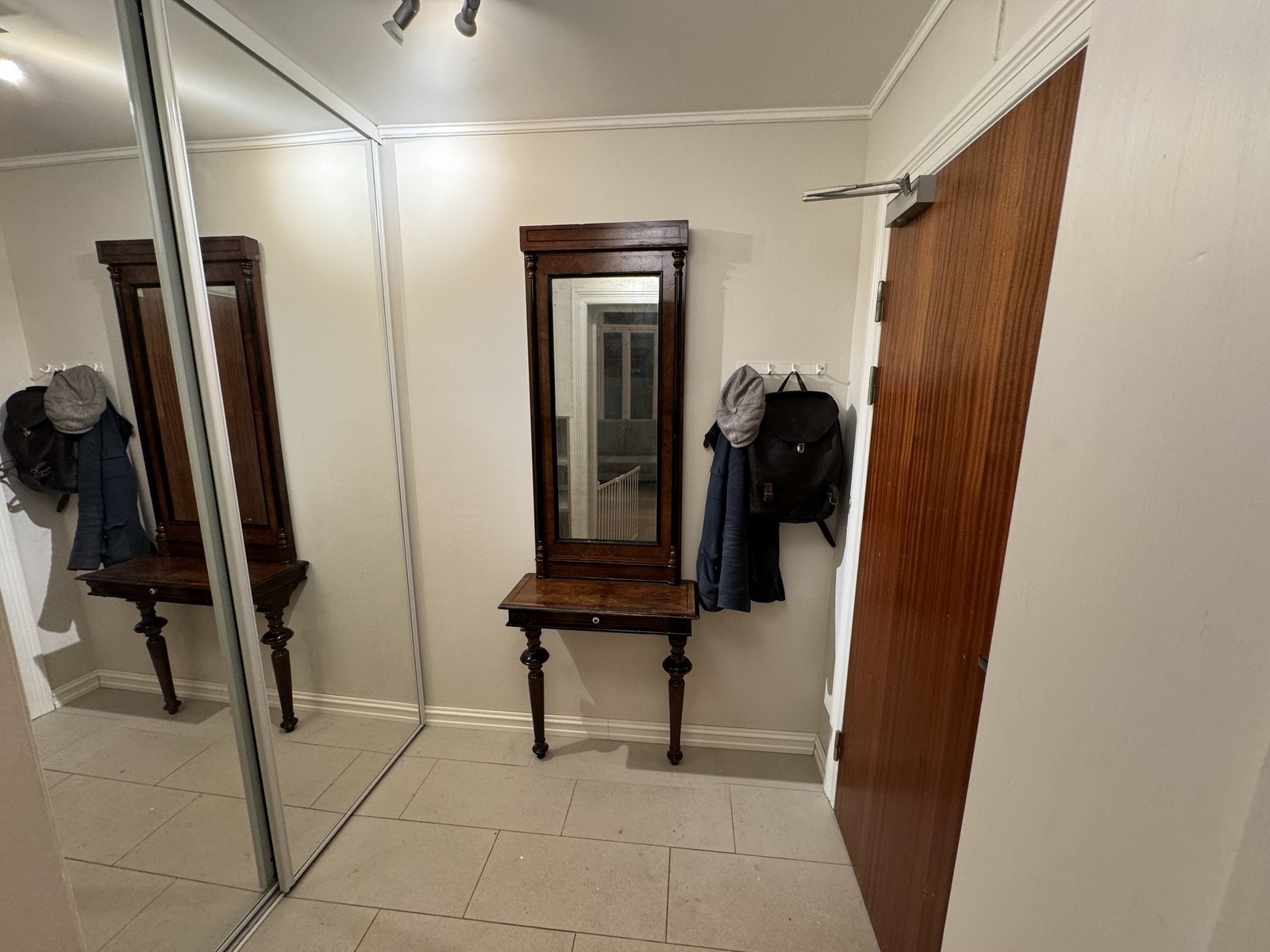 Lys entre med god plass til oppbevaring av yttertøy og sko. Garderobeskap med glassdører. Galleribilde