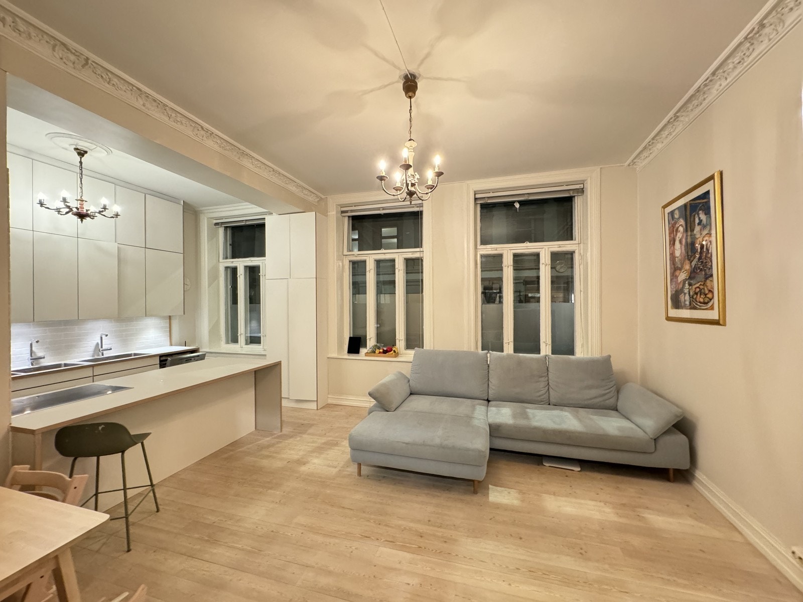 Lys og romslig stue. Sofa følger med. Galleribilde