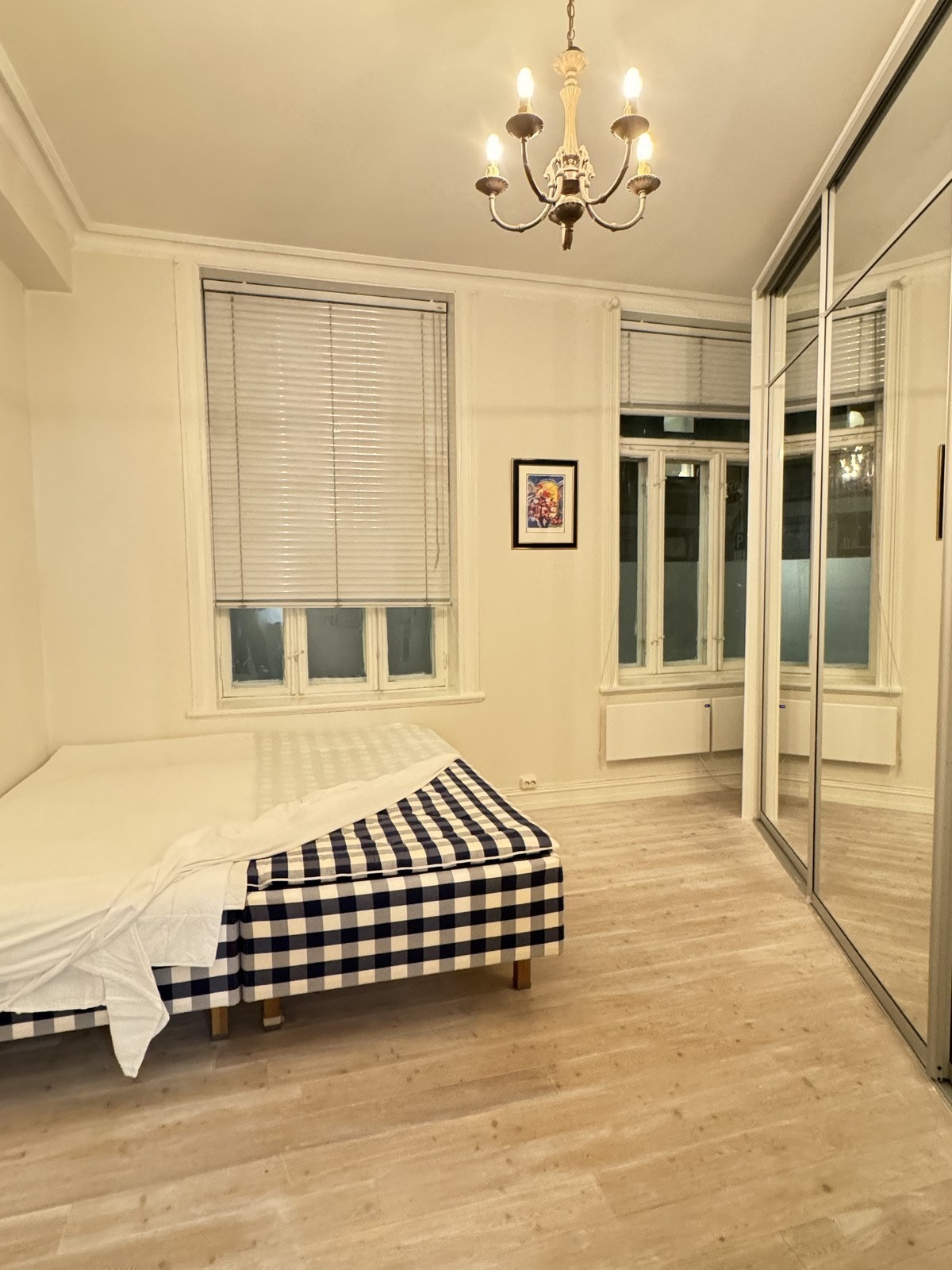 Romslig soverom med stor skyvedørsgarderobe. Galleribilde