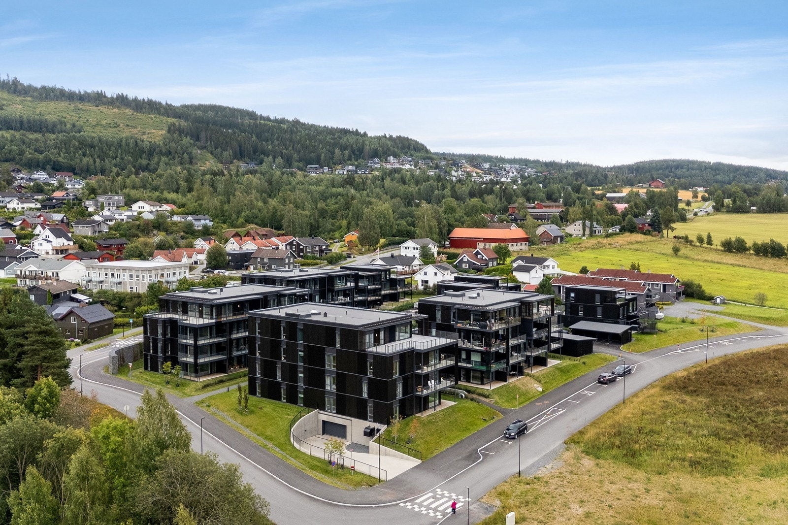 Nedkjøring til garasjeanlegget med enkel adkomst fra veien. Galleribilde