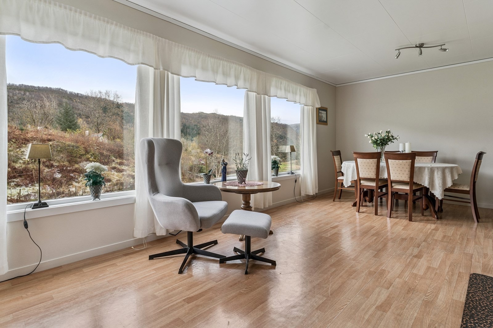 Store vindusflater gir godt med naturlig lys Galleribilde