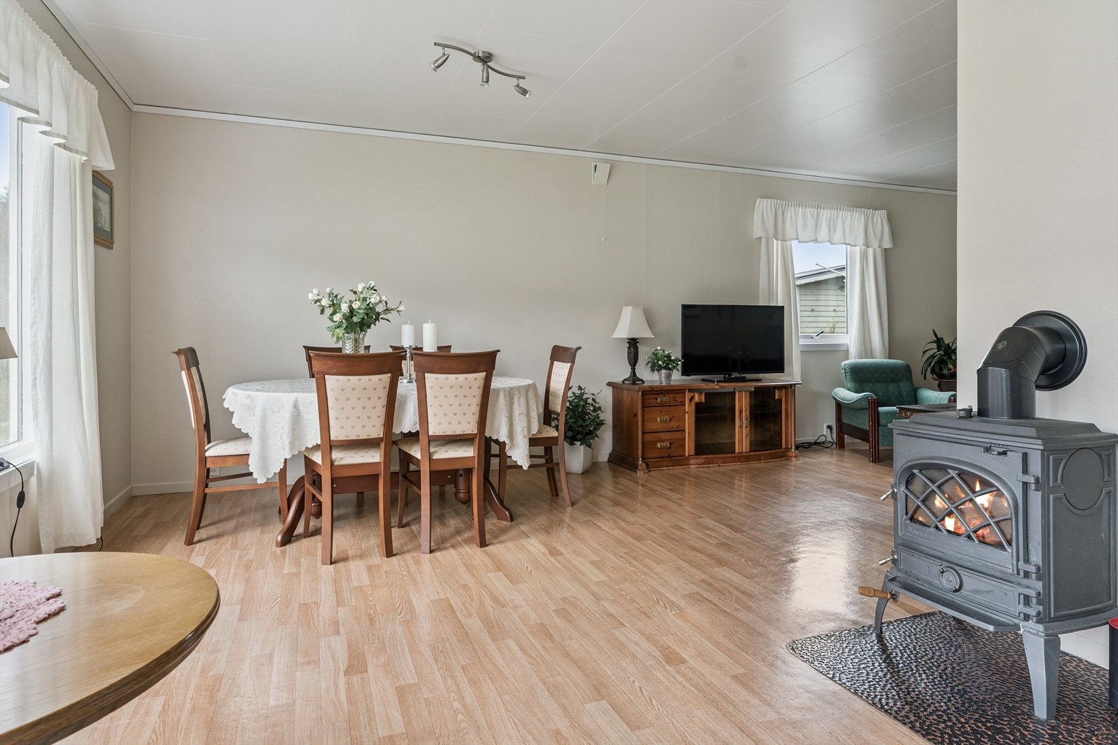 Stuen har god plass til spisestue og sofagruppe Galleribilde