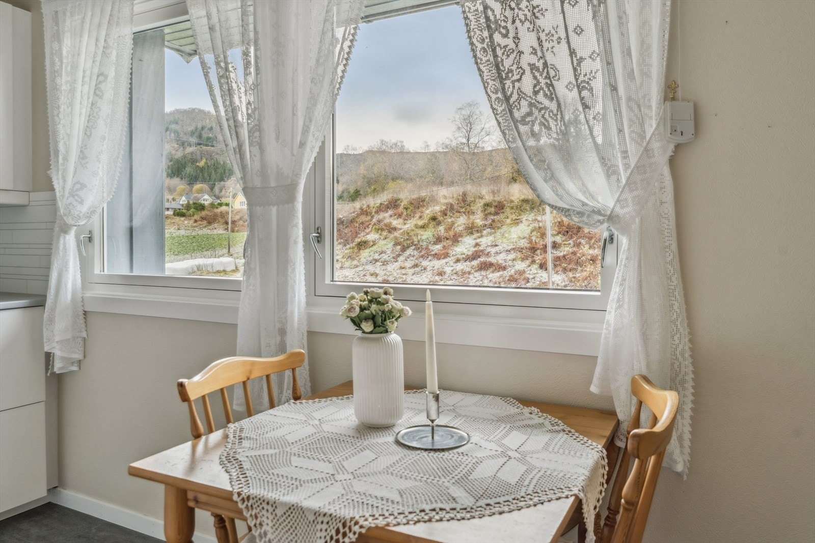 Koselig spiseplass ved vinduet Galleribilde