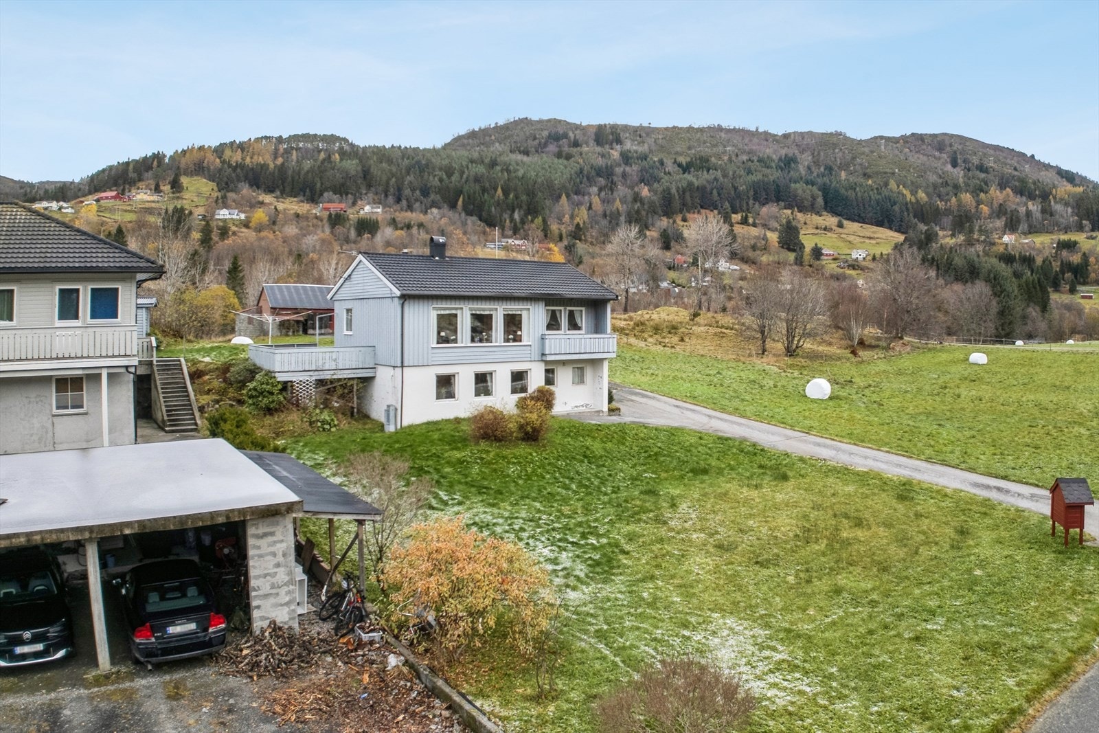 Hagen er opparbeidet med plen og prydbusker Galleribilde