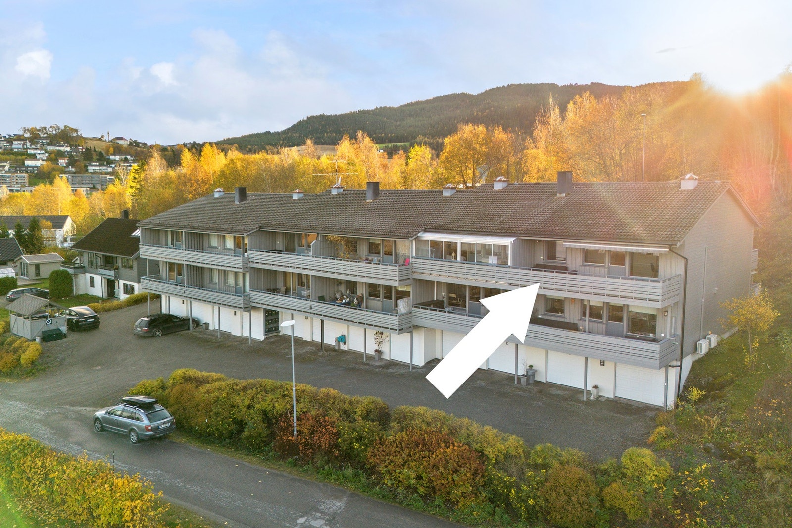 Stilren treromsleilighet med sjøutsikt, garasjeplass og sentral beliggenhet. Galleribilde