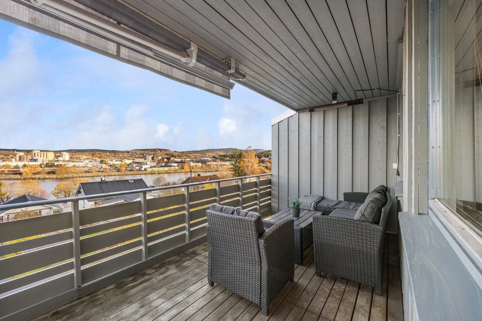 Lunt og trivelig uteareal med praktisk markise Galleribilde