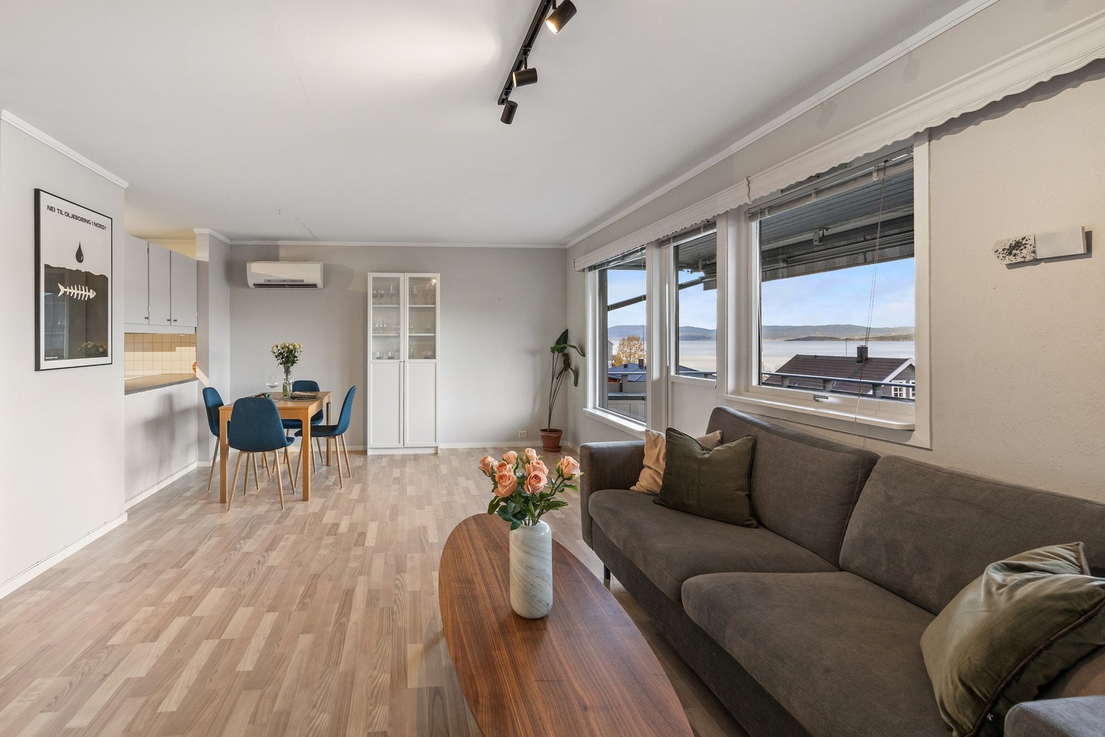 Gang, stue og kjøkken måler til sammen ca 46 kvm. Galleribilde