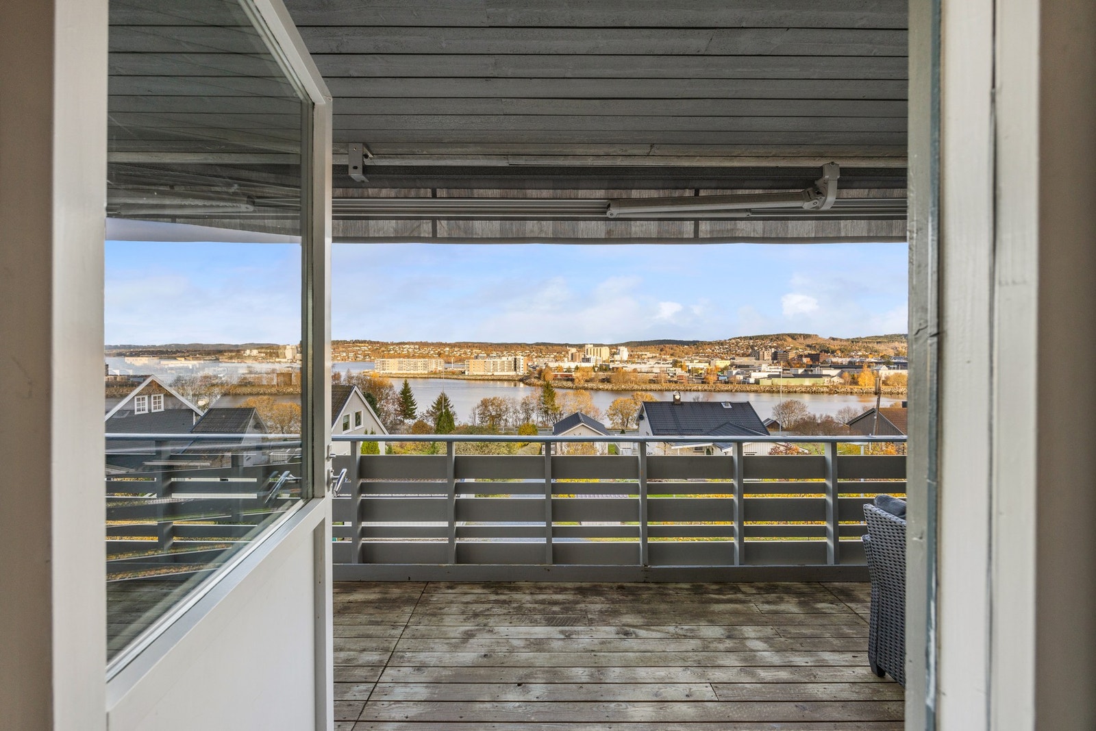 Fra stuen er det utgang til terrasse Galleribilde