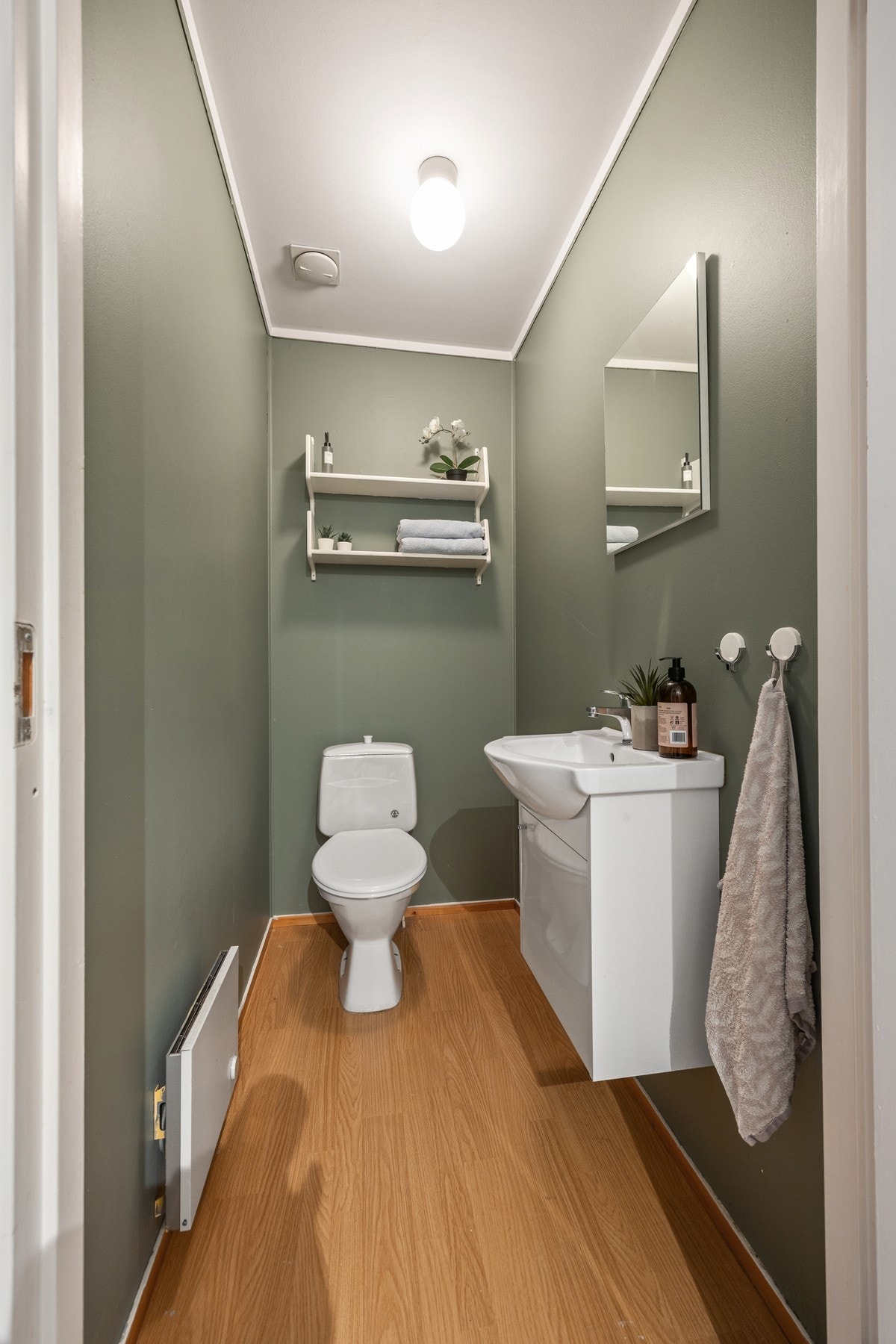 WC - 2 kvm. Utstyrt med servant og toalett. Galleribilde