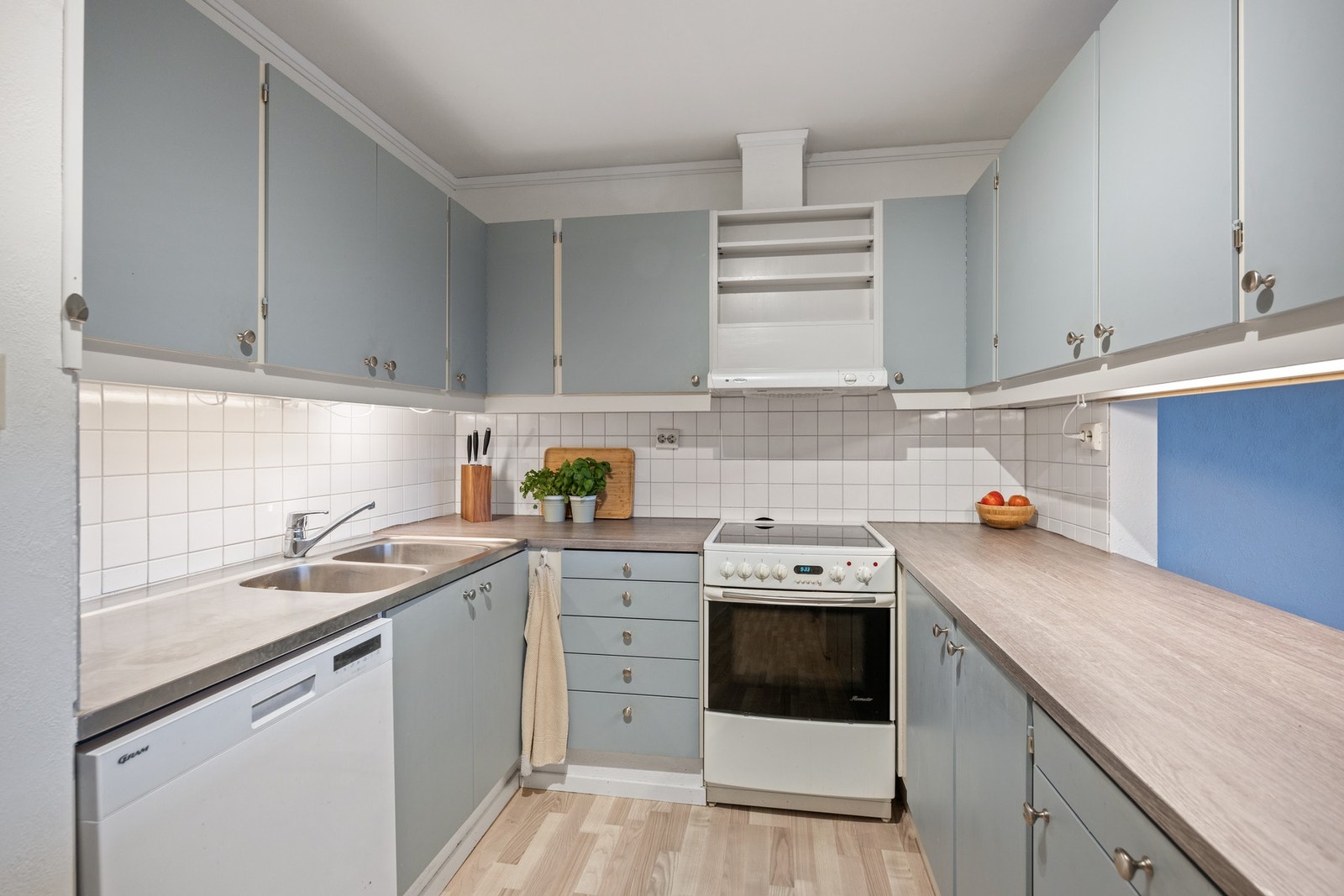 Kjøkkeninnredning med avsatt plass for hvitevarer Galleribilde