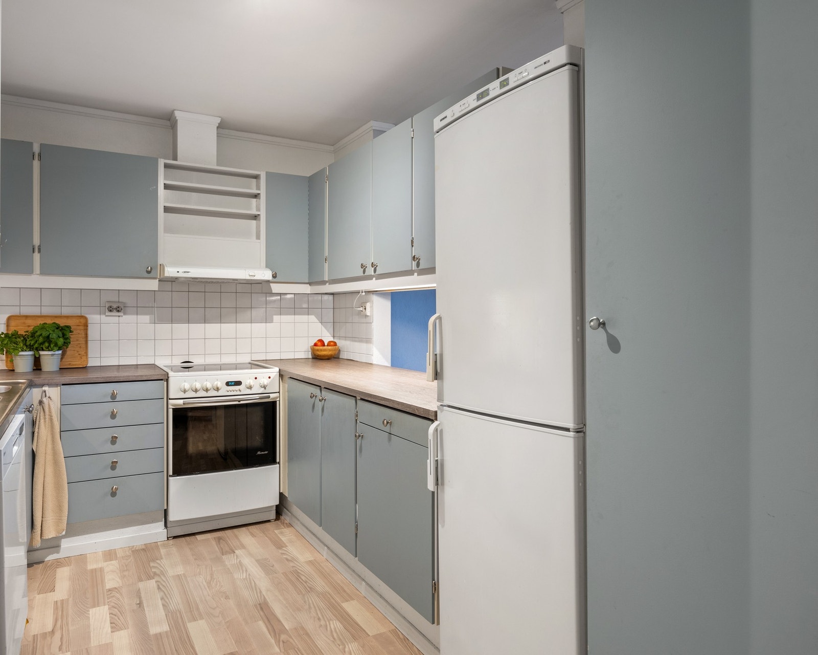 Det er god med både benk og oppbevaringsplass Galleribilde