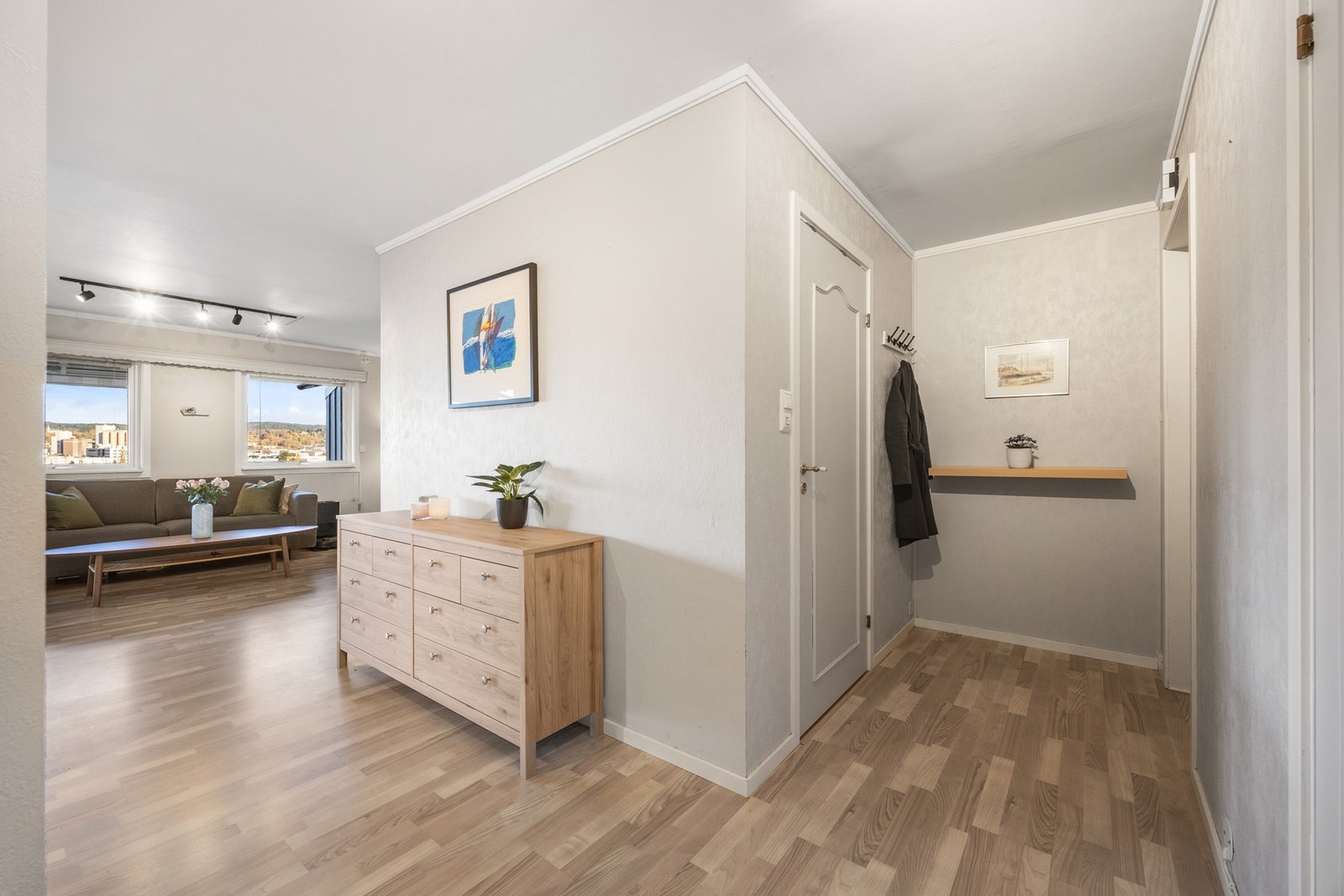 Gang med dør inn til toalett, bad og to soverom Galleribilde