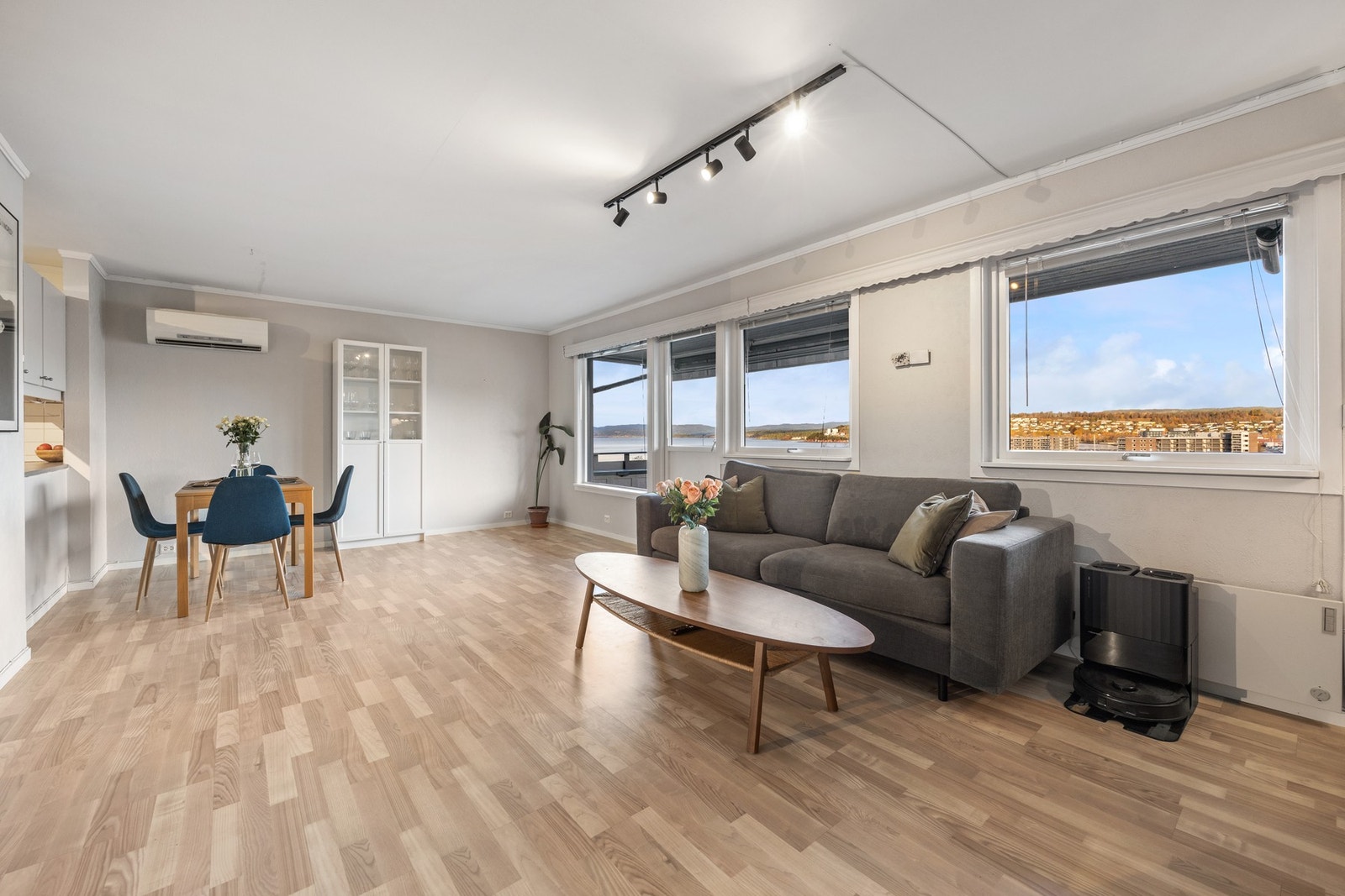 Vinduene sørger for gode lysforhold og en flott utsikt mot sjøen! Galleribilde