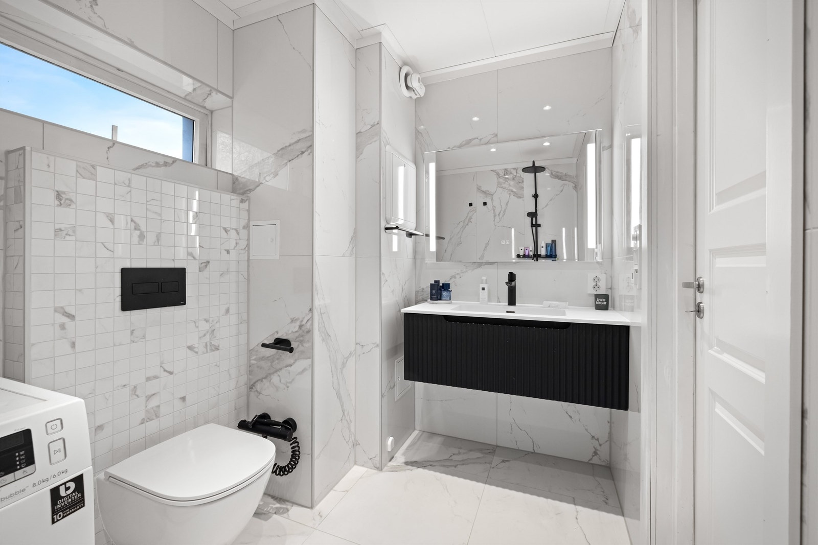 Baderommet ble totalrenovert i 2024 og fremstår med moderne fliser og innredning. Galleribilde