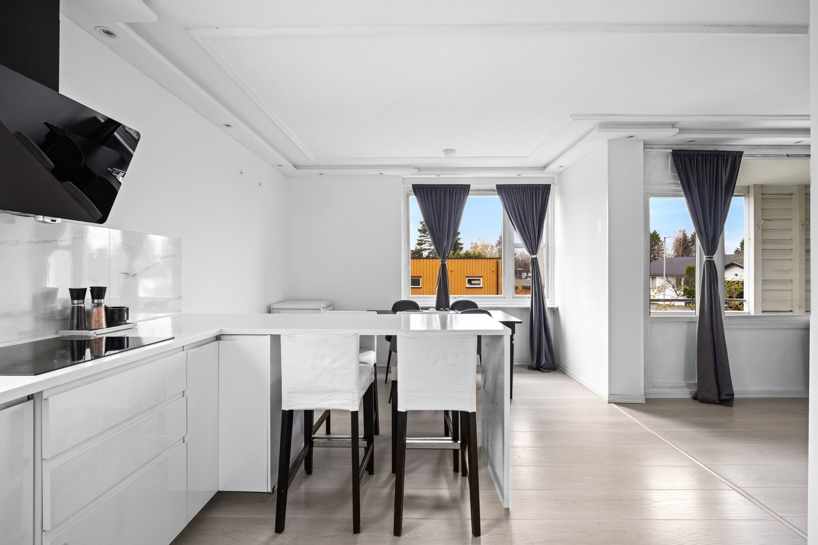 Kjøkkenøya fungerer som en sosial sone og gir ekstra arbeidsflate. Galleribilde