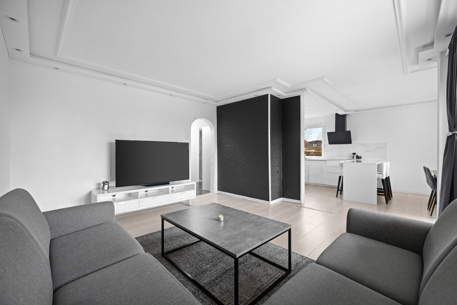 Stuen har god plass til en større sofagruppe og tilhørende møblement. Galleribilde